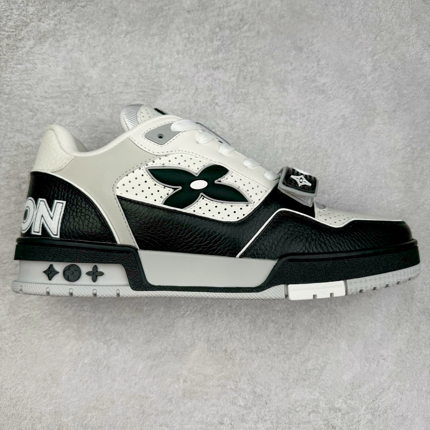 Louis Vuitton Trainer lv时装走秀运动鞋 完美鞋型超高的清洁度 零毛边线头瑕疵 全套原楦原纸版原鞋开模 全网最具灵魂的版型 正确原装黄色鞋盒 正确中底印花 鞋面印花3D高频深度立体 全鞋电脑针车 紧密相连 针距密度一致 环保乳胶注塑鞋垫 厚度脚感还原原版 皮面裁剪部位 统一油边封口工艺 原装橡胶大底含胶量大底组合零偏差 专柜全套包装 防尘袋 说明书 质保卡 男女鞋 尺码：35 36 37 38 39 40 41 42 43 44 45-选品中心