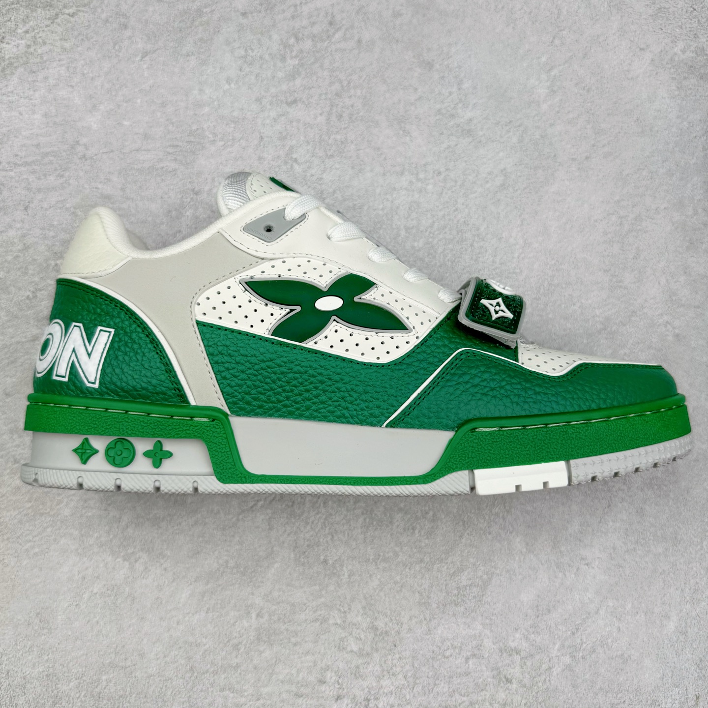 Louis Vuitton Trainer lv时装走秀运动鞋 完美鞋型超高的清洁度 零毛边线头瑕疵 全套原楦原纸版原鞋开模 全网最具灵魂的版型 正确原装黄色鞋盒 正确中底印花 鞋面印花3D高频深度立体 全鞋电脑针车 紧密相连 针距密度一致 环保乳胶注塑鞋垫 厚度脚感还原原版 皮面裁剪部位 统一油边封口工艺 原装橡胶大底含胶量大底组合零偏差 专柜全套包装 防尘袋 说明书 质保卡 男女鞋 尺码：35 36 37 38 39 40 41 42 43 44 45-选品中心