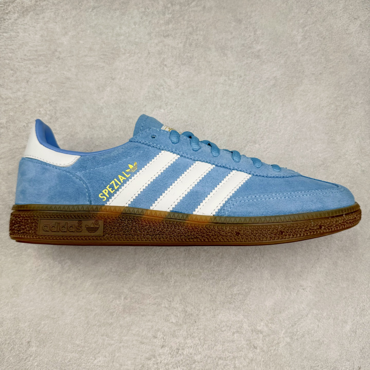 ＃TG AD Originals Handball SPZL 手球运动员系列百搭休闲运动板鞋 BD7632 这款来自阿迪达斯的这款HANDBALL SPZL前身是一双手球运动鞋，这一次拿来复刻，所以鞋面的主要色彩选用了黑色， 鞋面外侧除了Spezial字母之外还有三叶草标志。Handball SPZL作为复古手球训练鞋与作为室内足球鞋的Samba有着异曲同工之处，但是质感更为出众的鞋身以及丰富的配色选择比起Samba来讲可以说是更胜一筹了！尺码：36 36⅔ 37⅓ 38 38⅔ 39⅓ 40 40⅔ 41⅓ 42 42⅔ 43⅓ 44⅔ 45-选品中心