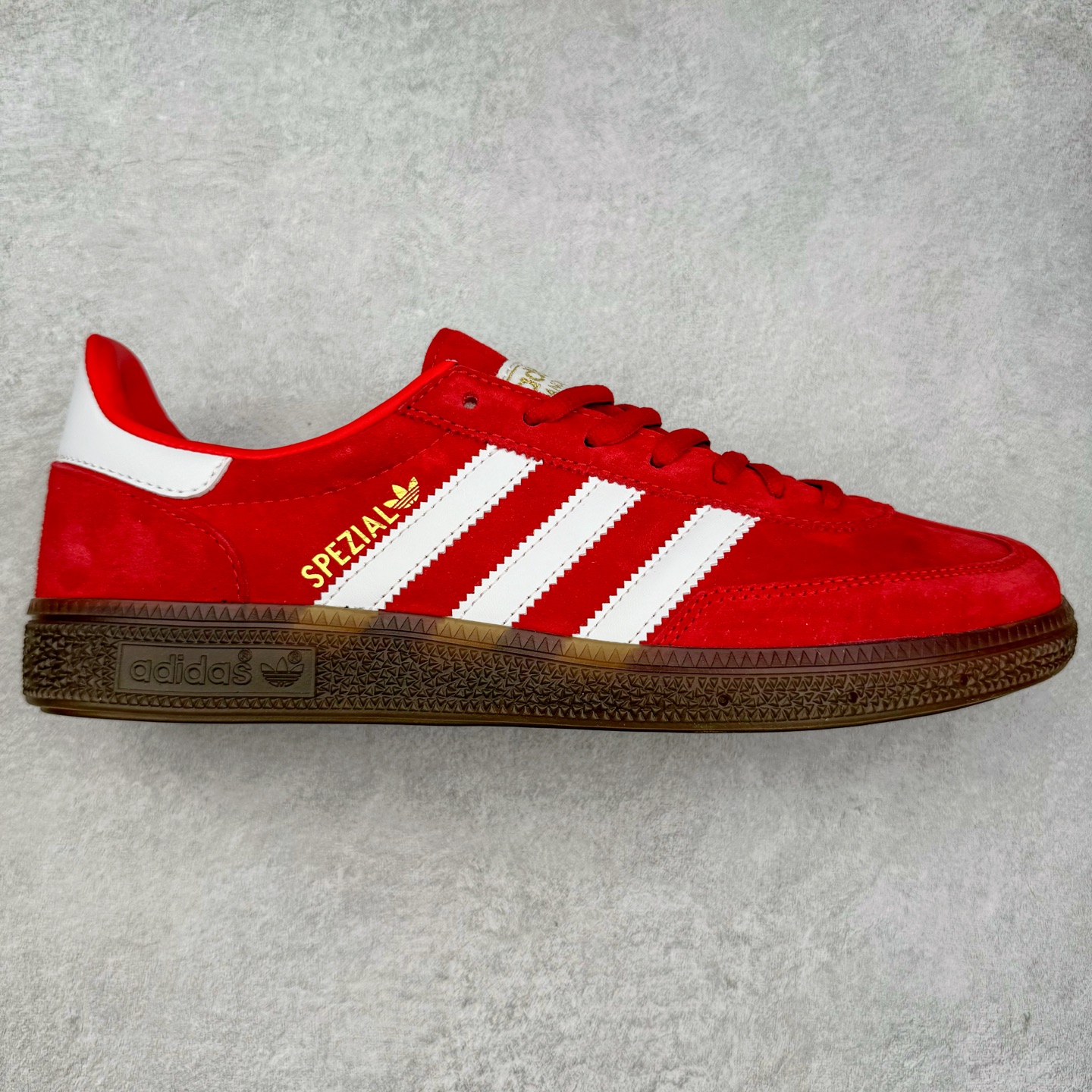 ＃TG AD Originals Handball SPZL 手球运动员系列百搭休闲运动板鞋 FV1227 这款来自阿迪达斯的这款HANDBALL SPZL前身是一双手球运动鞋，这一次拿来复刻，所以鞋面的主要色彩选用了黑色， 鞋面外侧除了Spezial字母之外还有三叶草标志。Handball SPZL作为复古手球训练鞋与作为室内足球鞋的Samba有着异曲同工之处，但是质感更为出众的鞋身以及丰富的配色选择比起Samba来讲可以说是更胜一筹了！尺码：36 36⅔ 37⅓ 38 38⅔ 39⅓ 40 40⅔ 41⅓ 42 42⅔ 43⅓ 44⅔ 45-选品中心