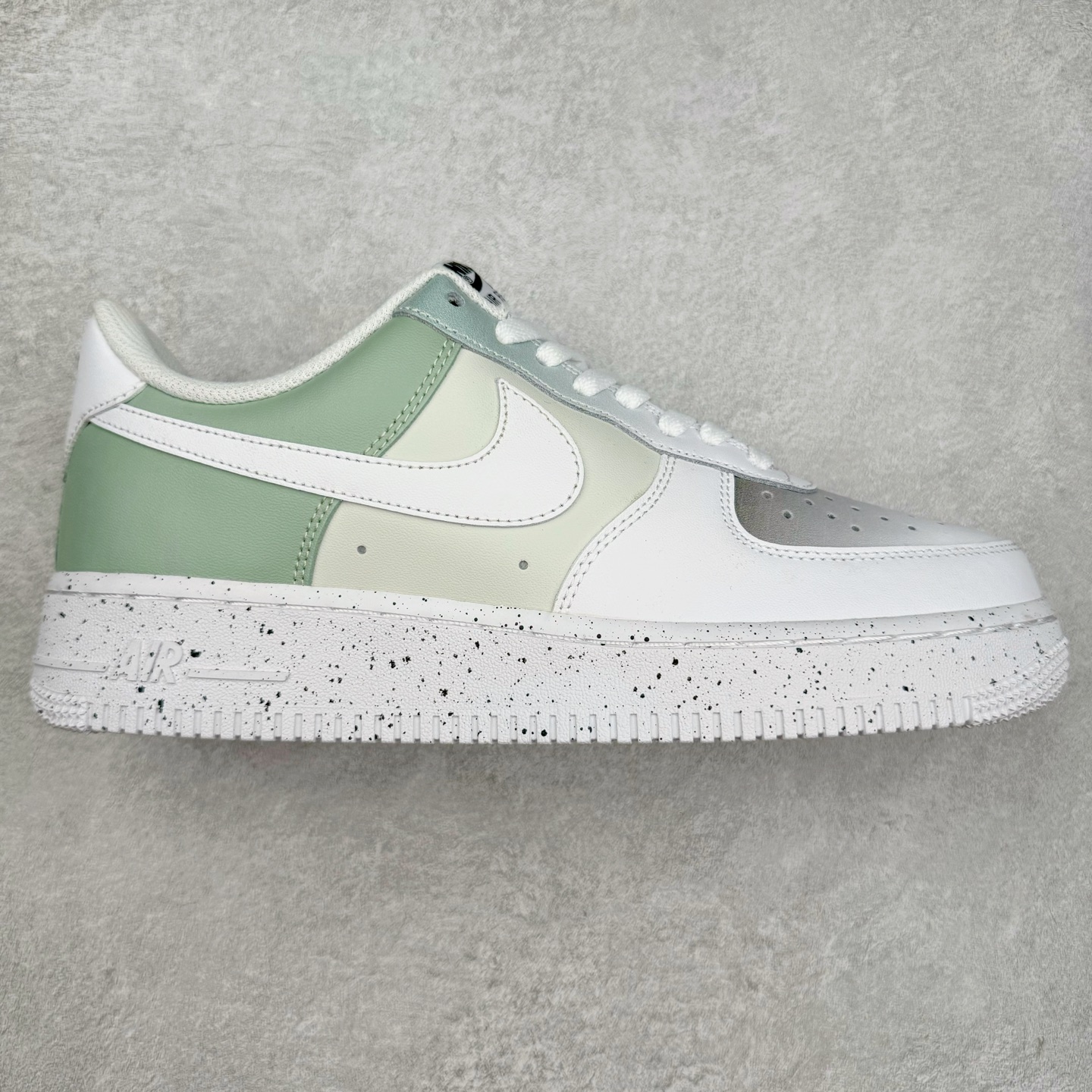 NK Air Force 1´07 Low 空军一号低帮百搭休闲运动板鞋 MM6823-336 柔软、弹性十足的缓震性能和出色的中底设计 横跨复古与现代的外型结合 造就出风靡全球 三十多年的Force 1 直到今天还深受青睐 实拍调校N版已经零色差零失真 百分百还原实物色彩所见即所得 不存在货不对板色差等低级问题 选购参考实物拍摄 不混卖不参货 只用心做好货严格选品 承诺混一赔十 尺码：36 36.5 37.5 38 38.5 39 40 40.5 41 42 42.5 43 44 44.5 45-选品中心