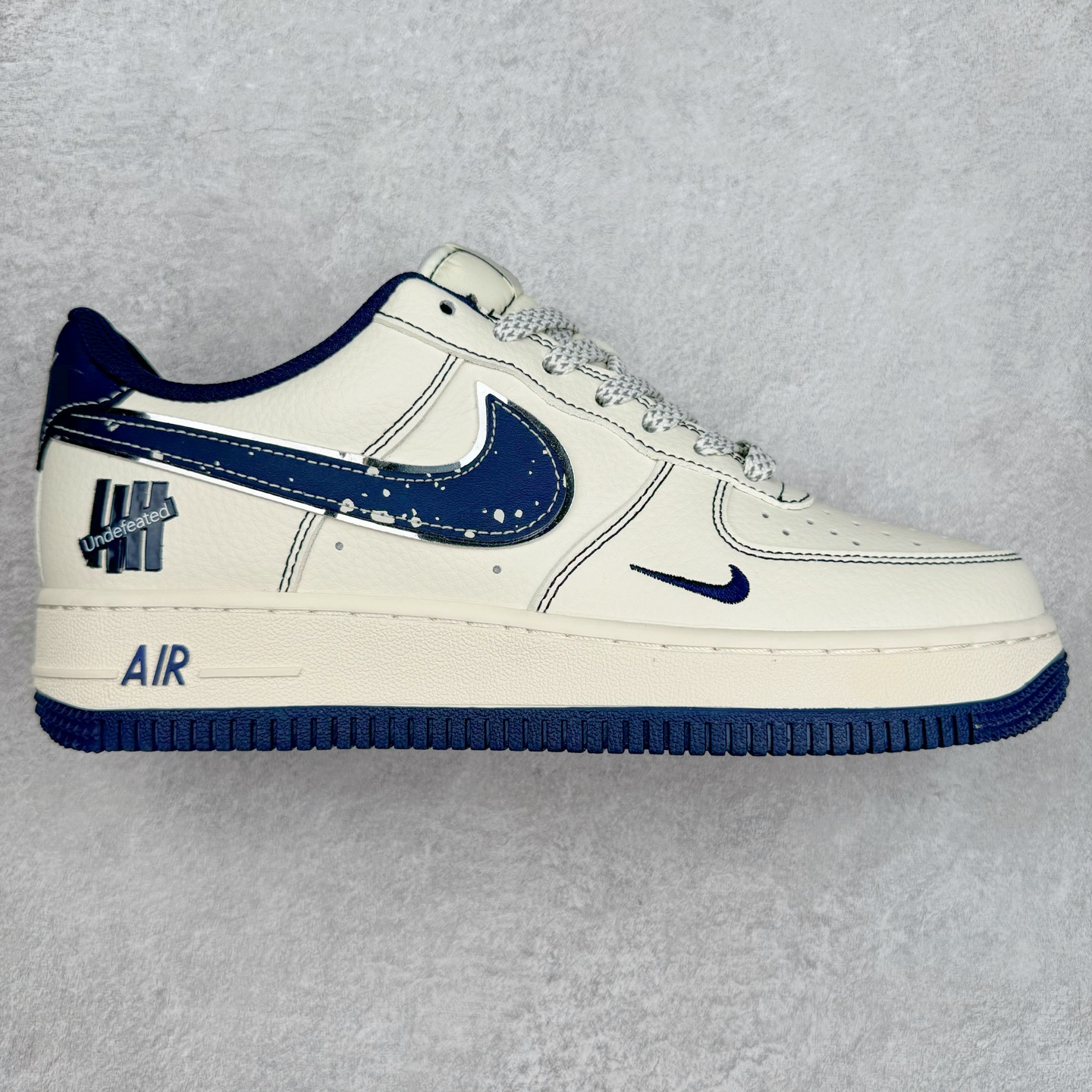 NK Air Force 1´07 Low 空军一号低帮百搭休闲运动板鞋 XS1958-522 柔软、弹性十足的缓震性能和出色的中底设计 横跨复古与现代的外型结合 造就出风靡全球 三十多年的Force 1 直到今天还深受青睐 实拍调校N版已经零色差零失真 百分百还原实物色彩所见即所得 不存在货不对板色差等低级问题 选购参考实物拍摄 不混卖不参货 只用心做好货严格选品 承诺混一赔十 尺码：36 36.5 37.5 38 38.5 39 40 40.5 41 42 42.5 43 44 44.5 45-选品中心