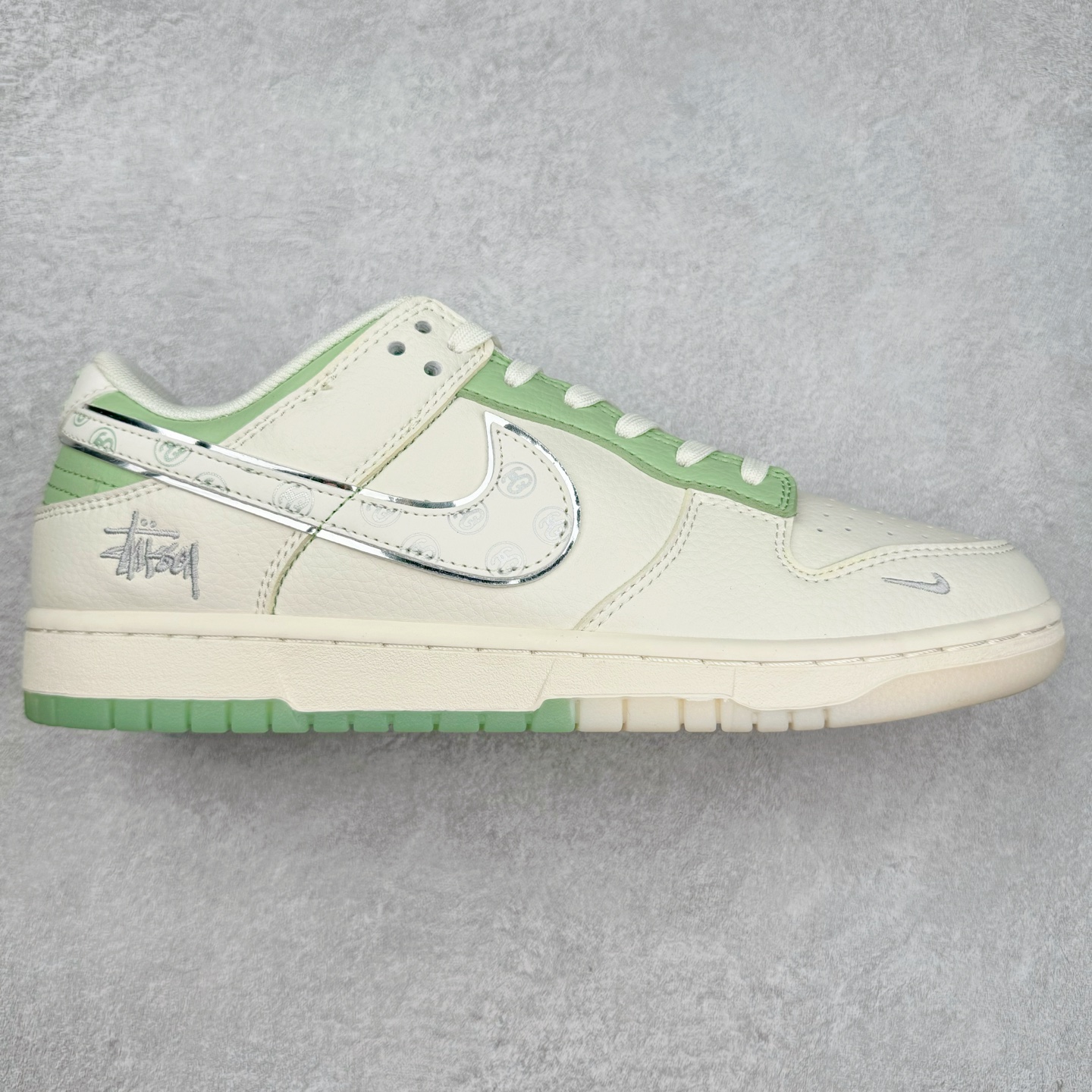 NK Dunk Low 定制配色 XY1688-006 大厂出品 极力推荐 原装头层材料 独家版型蒸餾加工帶來的是更好的视觉和脚感体验大厂纯原品质出货 清洁度 电绣工艺 皮料切割干净无任何毛边 细节完美 实拍调校N版已经零色差零失真 百分百还原实物色彩所见即所得 不存在货不对板色差等低级问题 选购参考实物拍摄 不混卖不参货 只用心做好货严格选品 承诺混一赔十 尺码：36 36.5 37.5 38 38.5 39 40 40.5 41 42 42.5 43 44 44.5 45-选品中心