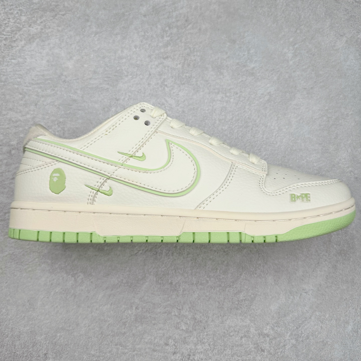 NK Dunk Low 定制配色 CF3688-010 大厂出品 极力推荐 原装头层材料 独家版型蒸餾加工帶來的是更好的视觉和脚感体验大厂纯原品质出货 清洁度 电绣工艺 皮料切割干净无任何毛边 细节完美 实拍调校N版已经零色差零失真 百分百还原实物色彩所见即所得 不存在货不对板色差等低级问题 选购参考实物拍摄 不混卖不参货 只用心做好货严格选品 承诺混一赔十 尺码：36 36.5 37.5 38 38.5 39 40 40.5 41 42 42.5 43 44 44.5 45-选品中心