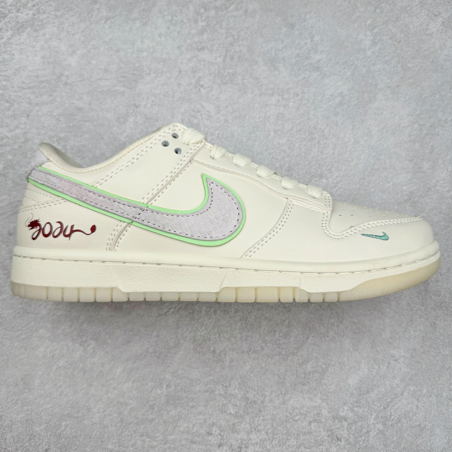 NK Dunk Low 定制配色 SJ2558-017 大厂出品 极力推荐 原装头层材料 独家版型蒸餾加工帶來的是更好的视觉和脚感体验大厂纯原品质出货 清洁度 电绣工艺 皮料切割干净无任何毛边 细节完美 实拍调校N版已经零色差零失真 百分百还原实物色彩所见即所得 不存在货不对板色差等低级问题 选购参考实物拍摄 不混卖不参货 只用心做好货严格选品 承诺混一赔十 尺码：36 36.5 37.5 38 38.5 39 40 40.5 41 42 42.5 43 44 44.5 45-选品中心