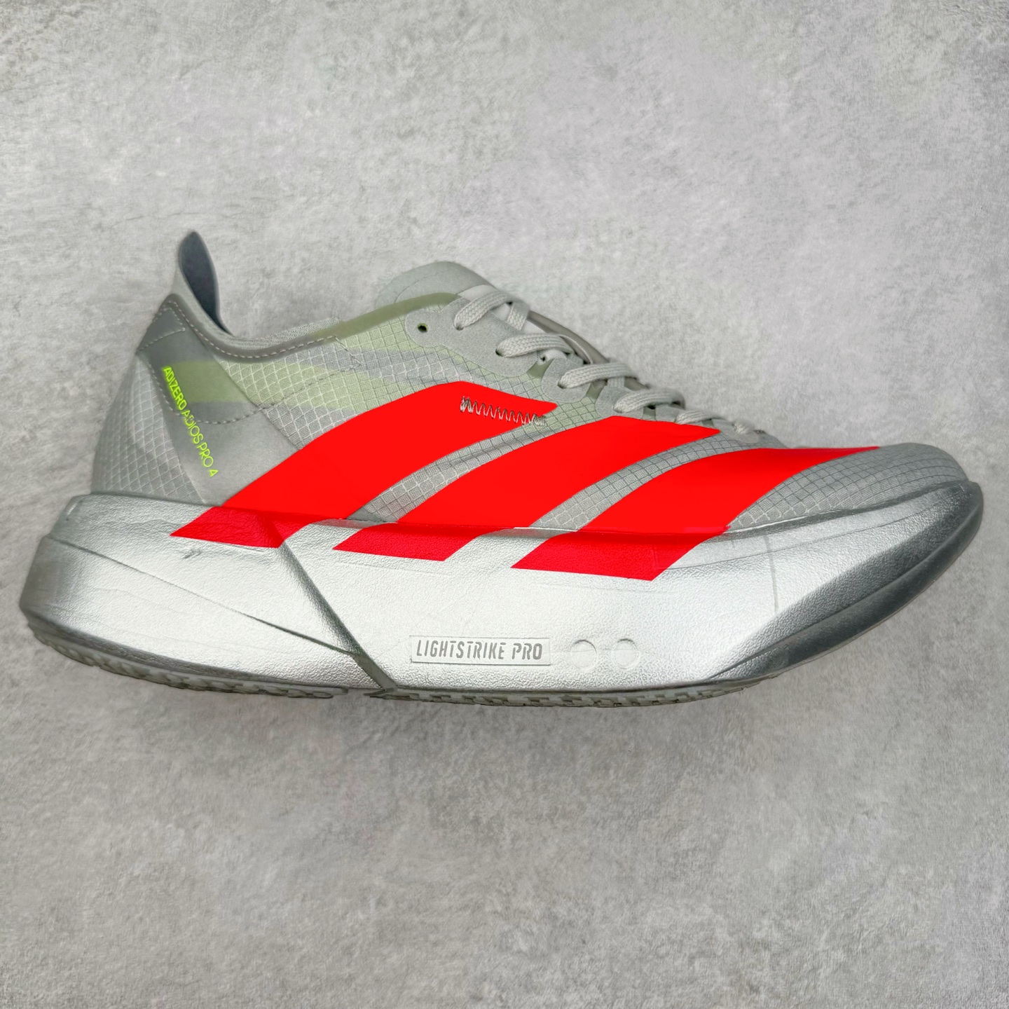 AD Adizero Adios Pro 4 马拉松竞速专业跑鞋 JR6364 CELERMESH针织网面非常轻薄 纤维间的缝隙很大 可以保证跑步时的透气、排汗效果 鞋舌直接与两侧的内衬和鞋底连接在一起 在跑步过程中不会被鞋舌的左右移动所困扰 在标准鞋带孔的基础上再拓宽一组鞋带孔 适合不同脚型的需求 突破性 EnergyRods 技术，有助于跑者实现更好的成绩 中底独特的LIGHTSTRIKE PRO泡棉材质 微弹感觉在跑步过程中给予了良好的支撑体验 对于顶级精英和高水平进阶跑者来说 ADIOS PRO是一双值得信赖的竞速比赛用鞋 尺码：36 36.5 37.5 38 38.5 39 40 40.5 41 42 42.5 43 44 44.5 45-选品中心