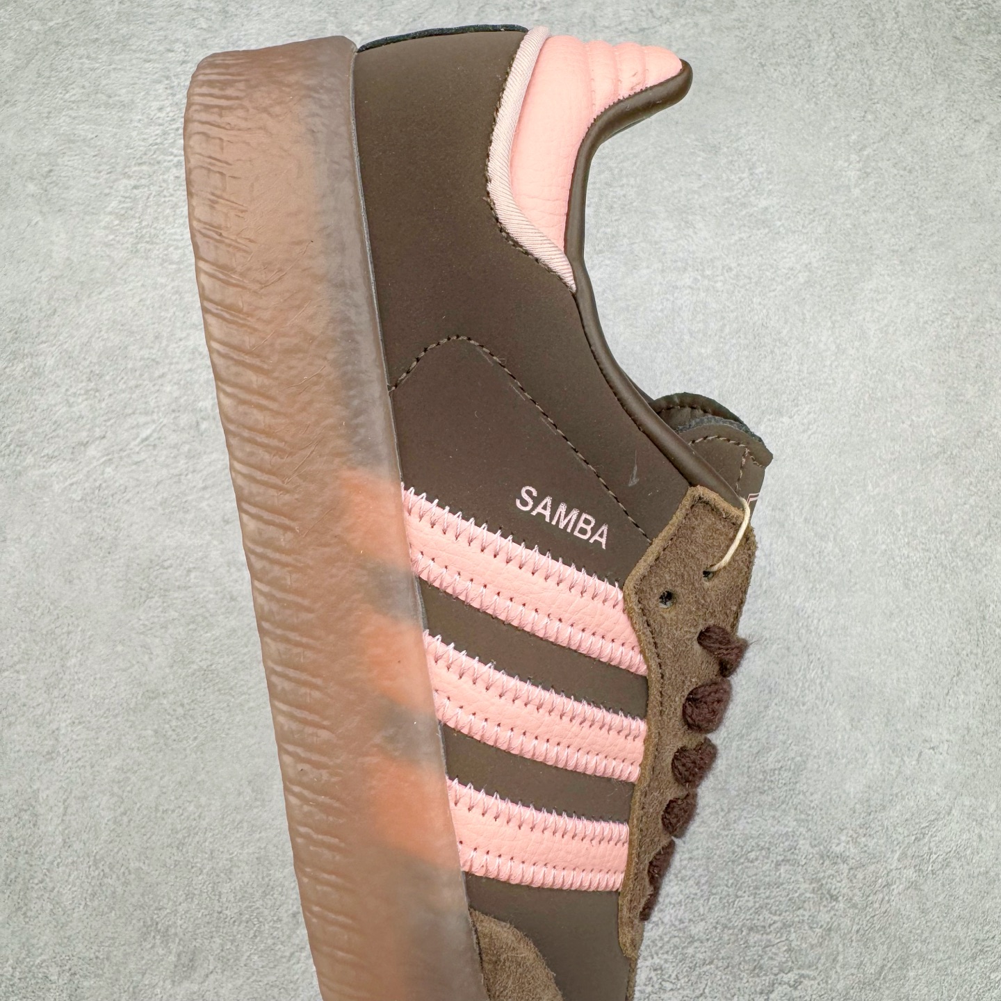 图片[6]-AD Samba XLG 桑巴舞加大厚底版系列德训风百搭松糕休闲运动板鞋生胶底 JI2744 自Originals Samba成功借势Blokecore风潮一跃成为街头巷尾的焦点鞋款后,不论是围绕Samba本身打造的各式「变种版本」,还是以Samba为蓝本打造联名鞋款,都成为了时尚潮流人士日常穿搭首选。Samba XLG是adidas Originals不断扩展XLG系列的一部分,旨在与年轻文化相契合,迎合那些希望通过个性时尚表达自我而不愿牺牲舒适度的年轻群体。街头时尚领域的Gen Z特别偏爱宽松的穿着风格。Samba XLG针对这一点做了创新。它在延续Samba OG经典设计的基础上,迎合年轻群体的穿着习惯,重塑为宽大的鞋身比例轮廓以及加厚中底,让消费者轻松展示自己独特的风格。全新的Samba XLG系列不仅迎合了当下年轻群体的穿搭习惯,加宽了鞋身比例以及将中底进一步增厚,在视觉比例上更加饱满,同时还保留了经典Samba的细节,这样一来,鞋迷朋友在穿搭上不仅能更加个性化,而且还能延续一定的复古感受。尺码：36 36⅔ 37⅓ 38 38⅔ 39⅓ 40 40⅔ 41⅓ 42 42⅔ 43⅓ 44 45-选品中心