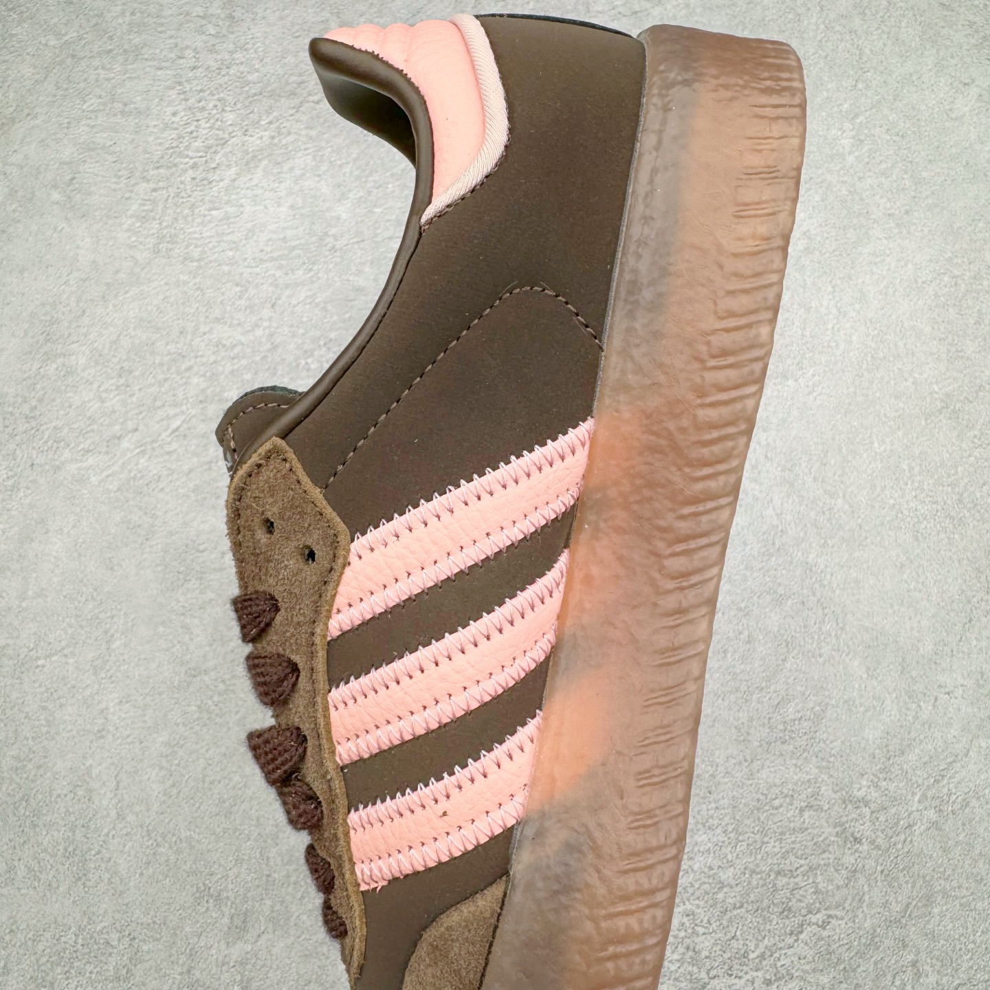 图片[7]-AD Samba XLG 桑巴舞加大厚底版系列德训风百搭松糕休闲运动板鞋生胶底 JI2744 自Originals Samba成功借势Blokecore风潮一跃成为街头巷尾的焦点鞋款后,不论是围绕Samba本身打造的各式「变种版本」,还是以Samba为蓝本打造联名鞋款,都成为了时尚潮流人士日常穿搭首选。Samba XLG是adidas Originals不断扩展XLG系列的一部分,旨在与年轻文化相契合,迎合那些希望通过个性时尚表达自我而不愿牺牲舒适度的年轻群体。街头时尚领域的Gen Z特别偏爱宽松的穿着风格。Samba XLG针对这一点做了创新。它在延续Samba OG经典设计的基础上,迎合年轻群体的穿着习惯,重塑为宽大的鞋身比例轮廓以及加厚中底,让消费者轻松展示自己独特的风格。全新的Samba XLG系列不仅迎合了当下年轻群体的穿搭习惯,加宽了鞋身比例以及将中底进一步增厚,在视觉比例上更加饱满,同时还保留了经典Samba的细节,这样一来,鞋迷朋友在穿搭上不仅能更加个性化,而且还能延续一定的复古感受。尺码：36 36⅔ 37⅓ 38 38⅔ 39⅓ 40 40⅔ 41⅓ 42 42⅔ 43⅓ 44 45-选品中心