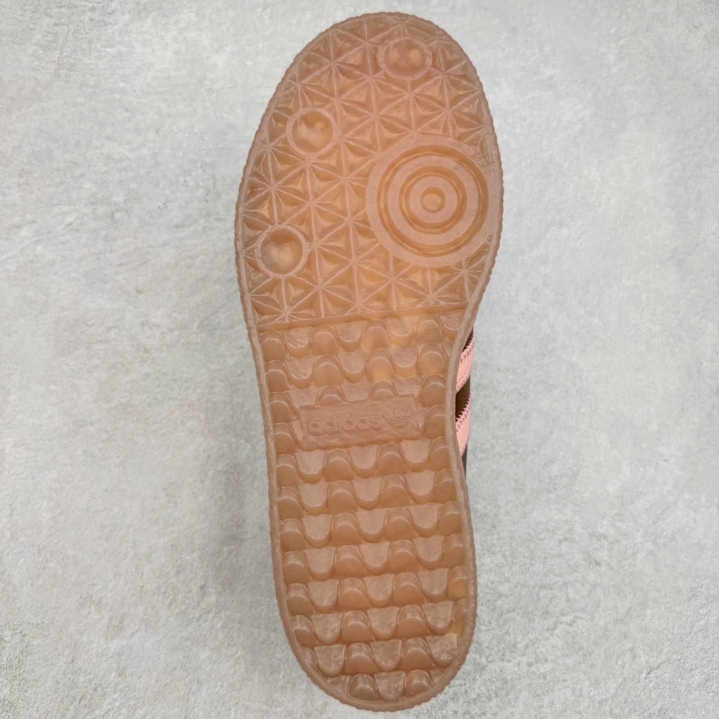 图片[9]-AD Samba XLG 桑巴舞加大厚底版系列德训风百搭松糕休闲运动板鞋生胶底 JI2744 自Originals Samba成功借势Blokecore风潮一跃成为街头巷尾的焦点鞋款后,不论是围绕Samba本身打造的各式「变种版本」,还是以Samba为蓝本打造联名鞋款,都成为了时尚潮流人士日常穿搭首选。Samba XLG是adidas Originals不断扩展XLG系列的一部分,旨在与年轻文化相契合,迎合那些希望通过个性时尚表达自我而不愿牺牲舒适度的年轻群体。街头时尚领域的Gen Z特别偏爱宽松的穿着风格。Samba XLG针对这一点做了创新。它在延续Samba OG经典设计的基础上,迎合年轻群体的穿着习惯,重塑为宽大的鞋身比例轮廓以及加厚中底,让消费者轻松展示自己独特的风格。全新的Samba XLG系列不仅迎合了当下年轻群体的穿搭习惯,加宽了鞋身比例以及将中底进一步增厚,在视觉比例上更加饱满,同时还保留了经典Samba的细节,这样一来,鞋迷朋友在穿搭上不仅能更加个性化,而且还能延续一定的复古感受。尺码：36 36⅔ 37⅓ 38 38⅔ 39⅓ 40 40⅔ 41⅓ 42 42⅔ 43⅓ 44 45-选品中心