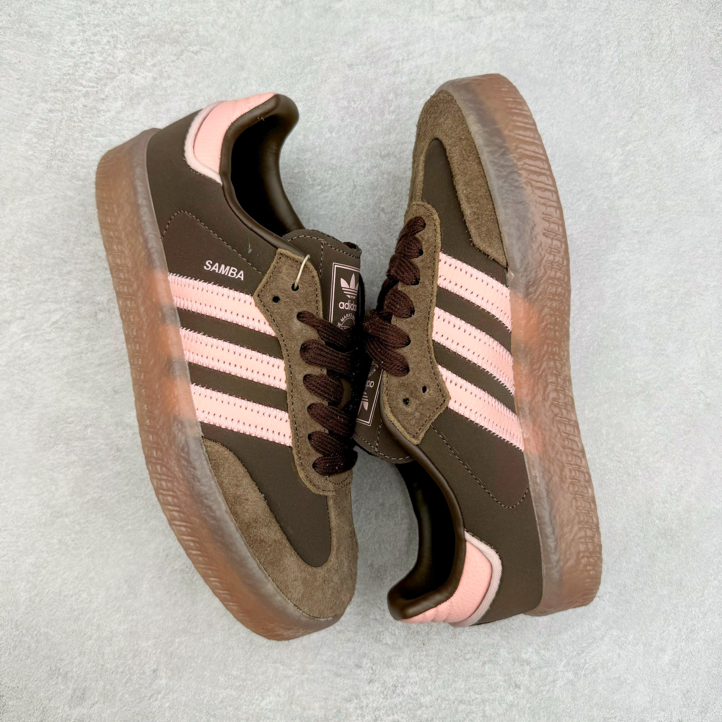 图片[3]-AD Samba XLG 桑巴舞加大厚底版系列德训风百搭松糕休闲运动板鞋生胶底 JI2744 自Originals Samba成功借势Blokecore风潮一跃成为街头巷尾的焦点鞋款后,不论是围绕Samba本身打造的各式「变种版本」,还是以Samba为蓝本打造联名鞋款,都成为了时尚潮流人士日常穿搭首选。Samba XLG是adidas Originals不断扩展XLG系列的一部分,旨在与年轻文化相契合,迎合那些希望通过个性时尚表达自我而不愿牺牲舒适度的年轻群体。街头时尚领域的Gen Z特别偏爱宽松的穿着风格。Samba XLG针对这一点做了创新。它在延续Samba OG经典设计的基础上,迎合年轻群体的穿着习惯,重塑为宽大的鞋身比例轮廓以及加厚中底,让消费者轻松展示自己独特的风格。全新的Samba XLG系列不仅迎合了当下年轻群体的穿搭习惯,加宽了鞋身比例以及将中底进一步增厚,在视觉比例上更加饱满,同时还保留了经典Samba的细节,这样一来,鞋迷朋友在穿搭上不仅能更加个性化,而且还能延续一定的复古感受。尺码：36 36⅔ 37⅓ 38 38⅔ 39⅓ 40 40⅔ 41⅓ 42 42⅔ 43⅓ 44 45-选品中心