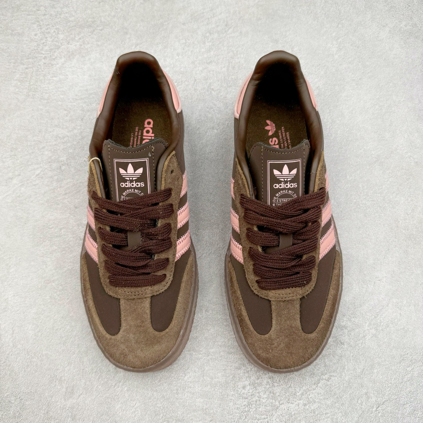 图片[2]-AD Samba XLG 桑巴舞加大厚底版系列德训风百搭松糕休闲运动板鞋生胶底 JI2744 自Originals Samba成功借势Blokecore风潮一跃成为街头巷尾的焦点鞋款后,不论是围绕Samba本身打造的各式「变种版本」,还是以Samba为蓝本打造联名鞋款,都成为了时尚潮流人士日常穿搭首选。Samba XLG是adidas Originals不断扩展XLG系列的一部分,旨在与年轻文化相契合,迎合那些希望通过个性时尚表达自我而不愿牺牲舒适度的年轻群体。街头时尚领域的Gen Z特别偏爱宽松的穿着风格。Samba XLG针对这一点做了创新。它在延续Samba OG经典设计的基础上,迎合年轻群体的穿着习惯,重塑为宽大的鞋身比例轮廓以及加厚中底,让消费者轻松展示自己独特的风格。全新的Samba XLG系列不仅迎合了当下年轻群体的穿搭习惯,加宽了鞋身比例以及将中底进一步增厚,在视觉比例上更加饱满,同时还保留了经典Samba的细节,这样一来,鞋迷朋友在穿搭上不仅能更加个性化,而且还能延续一定的复古感受。尺码：36 36⅔ 37⅓ 38 38⅔ 39⅓ 40 40⅔ 41⅓ 42 42⅔ 43⅓ 44 45-选品中心