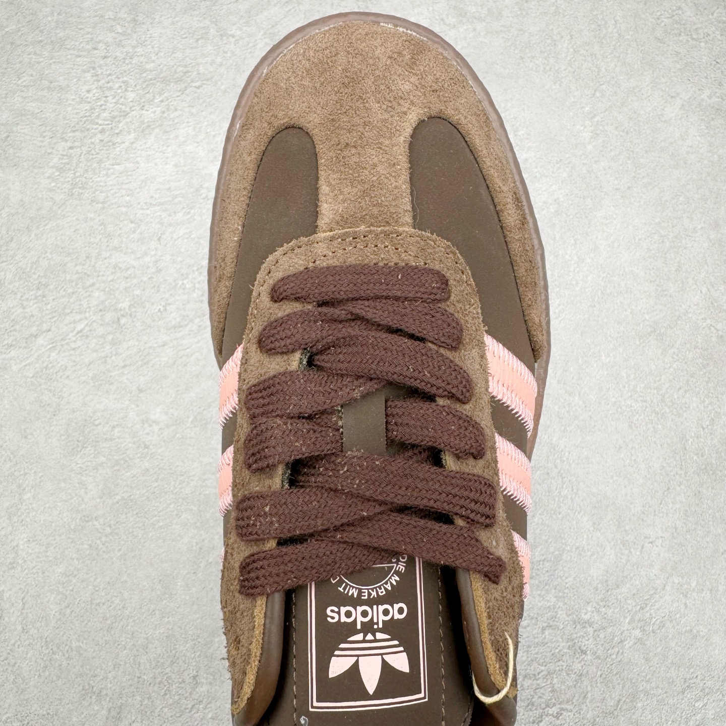 图片[4]-AD Samba XLG 桑巴舞加大厚底版系列德训风百搭松糕休闲运动板鞋生胶底 JI2744 自Originals Samba成功借势Blokecore风潮一跃成为街头巷尾的焦点鞋款后,不论是围绕Samba本身打造的各式「变种版本」,还是以Samba为蓝本打造联名鞋款,都成为了时尚潮流人士日常穿搭首选。Samba XLG是adidas Originals不断扩展XLG系列的一部分,旨在与年轻文化相契合,迎合那些希望通过个性时尚表达自我而不愿牺牲舒适度的年轻群体。街头时尚领域的Gen Z特别偏爱宽松的穿着风格。Samba XLG针对这一点做了创新。它在延续Samba OG经典设计的基础上,迎合年轻群体的穿着习惯,重塑为宽大的鞋身比例轮廓以及加厚中底,让消费者轻松展示自己独特的风格。全新的Samba XLG系列不仅迎合了当下年轻群体的穿搭习惯,加宽了鞋身比例以及将中底进一步增厚,在视觉比例上更加饱满,同时还保留了经典Samba的细节,这样一来,鞋迷朋友在穿搭上不仅能更加个性化,而且还能延续一定的复古感受。尺码：36 36⅔ 37⅓ 38 38⅔ 39⅓ 40 40⅔ 41⅓ 42 42⅔ 43⅓ 44 45-选品中心