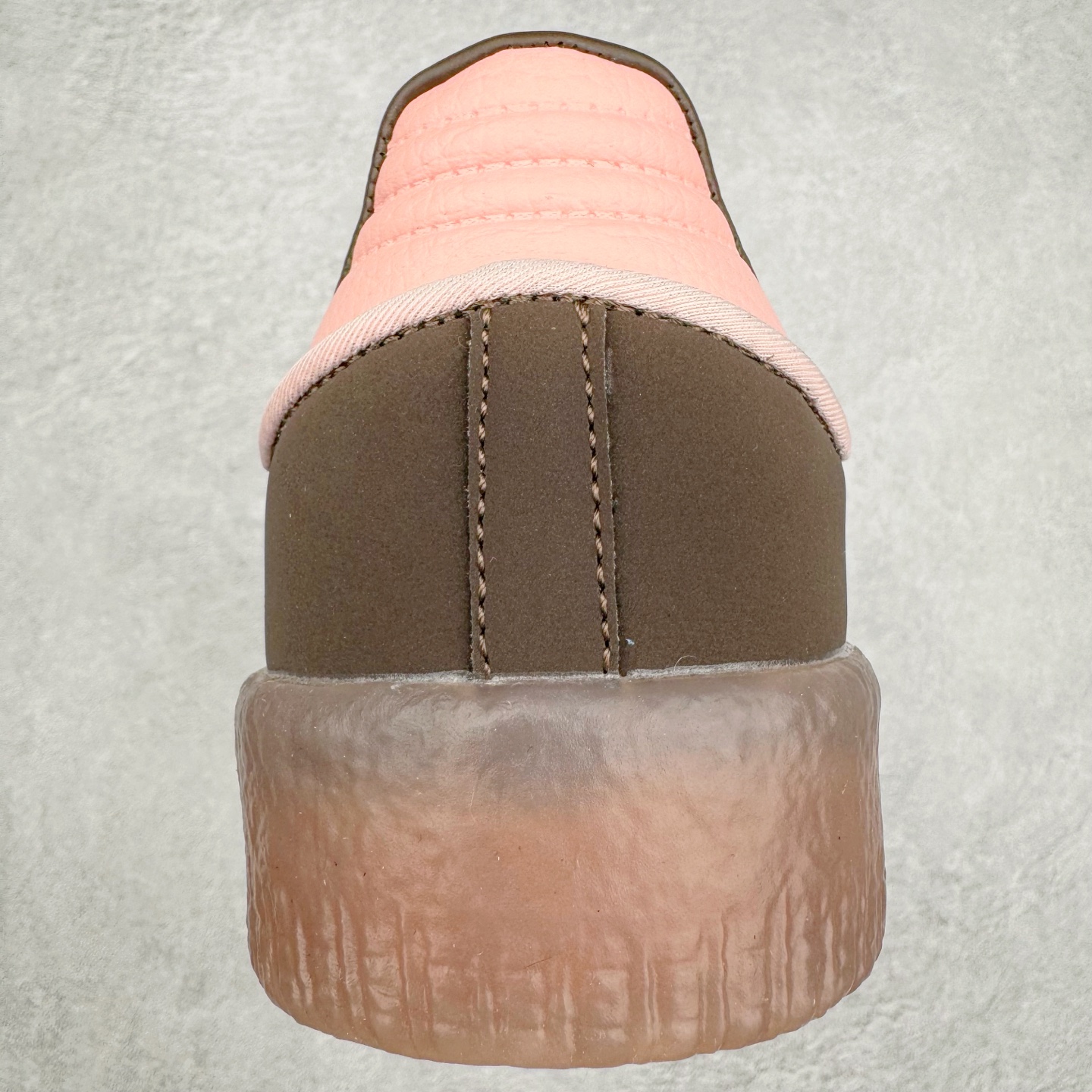 图片[8]-AD Samba XLG 桑巴舞加大厚底版系列德训风百搭松糕休闲运动板鞋生胶底 JI2744 自Originals Samba成功借势Blokecore风潮一跃成为街头巷尾的焦点鞋款后,不论是围绕Samba本身打造的各式「变种版本」,还是以Samba为蓝本打造联名鞋款,都成为了时尚潮流人士日常穿搭首选。Samba XLG是adidas Originals不断扩展XLG系列的一部分,旨在与年轻文化相契合,迎合那些希望通过个性时尚表达自我而不愿牺牲舒适度的年轻群体。街头时尚领域的Gen Z特别偏爱宽松的穿着风格。Samba XLG针对这一点做了创新。它在延续Samba OG经典设计的基础上,迎合年轻群体的穿着习惯,重塑为宽大的鞋身比例轮廓以及加厚中底,让消费者轻松展示自己独特的风格。全新的Samba XLG系列不仅迎合了当下年轻群体的穿搭习惯,加宽了鞋身比例以及将中底进一步增厚,在视觉比例上更加饱满,同时还保留了经典Samba的细节,这样一来,鞋迷朋友在穿搭上不仅能更加个性化,而且还能延续一定的复古感受。尺码：36 36⅔ 37⅓ 38 38⅔ 39⅓ 40 40⅔ 41⅓ 42 42⅔ 43⅓ 44 45-选品中心