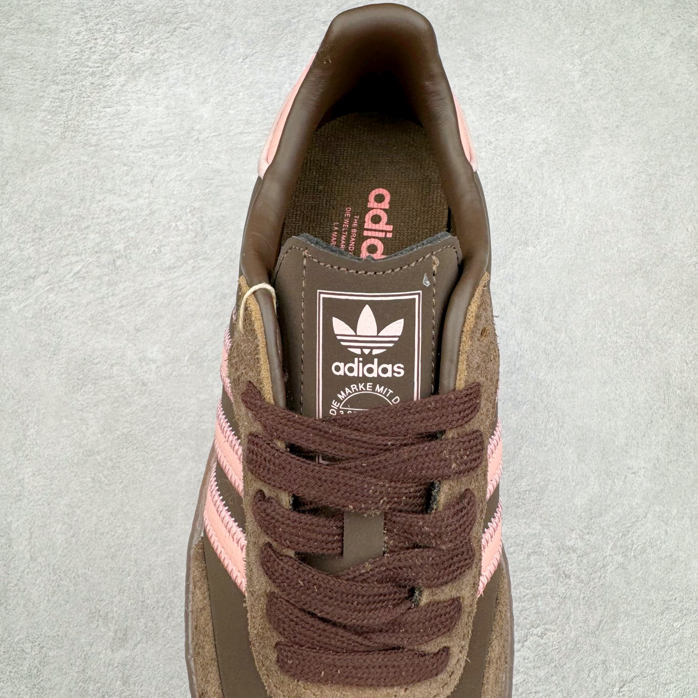 图片[5]-AD Samba XLG 桑巴舞加大厚底版系列德训风百搭松糕休闲运动板鞋生胶底 JI2744 自Originals Samba成功借势Blokecore风潮一跃成为街头巷尾的焦点鞋款后,不论是围绕Samba本身打造的各式「变种版本」,还是以Samba为蓝本打造联名鞋款,都成为了时尚潮流人士日常穿搭首选。Samba XLG是adidas Originals不断扩展XLG系列的一部分,旨在与年轻文化相契合,迎合那些希望通过个性时尚表达自我而不愿牺牲舒适度的年轻群体。街头时尚领域的Gen Z特别偏爱宽松的穿着风格。Samba XLG针对这一点做了创新。它在延续Samba OG经典设计的基础上,迎合年轻群体的穿着习惯,重塑为宽大的鞋身比例轮廓以及加厚中底,让消费者轻松展示自己独特的风格。全新的Samba XLG系列不仅迎合了当下年轻群体的穿搭习惯,加宽了鞋身比例以及将中底进一步增厚,在视觉比例上更加饱满,同时还保留了经典Samba的细节,这样一来,鞋迷朋友在穿搭上不仅能更加个性化,而且还能延续一定的复古感受。尺码：36 36⅔ 37⅓ 38 38⅔ 39⅓ 40 40⅔ 41⅓ 42 42⅔ 43⅓ 44 45-选品中心