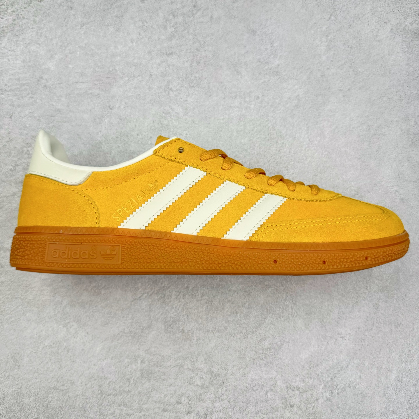 ＃TG AD Originals Handball SPZL 手球运动员系列百搭休闲运动板鞋 IF7088 这款来自阿迪达斯的这款HANDBALL SPZL前身是一双手球运动鞋，这一次拿来复刻，所以鞋面的主要色彩选用了黑色， 鞋面外侧除了Spezial字母之外还有三叶草标志。Handball SPZL作为复古手球训练鞋与作为室内足球鞋的Samba有着异曲同工之处，但是质感更为出众的鞋身以及丰富的配色选择比起Samba来讲可以说是更胜一筹了！尺码：36 36⅔ 37⅓ 38 38⅔ 39⅓ 40 40⅔ 41⅓ 42 42⅔ 43⅓ 44⅔ 45-选品中心