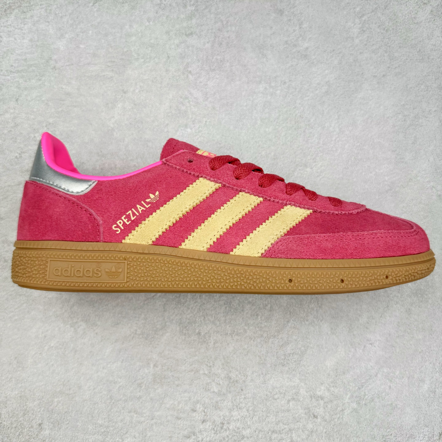 ＃TG AD Originals Handball SPZL 手球运动员系列百搭休闲运动板鞋 JI1407 这款来自阿迪达斯的这款HANDBALL SPZL前身是一双手球运动鞋，这一次拿来复刻，所以鞋面的主要色彩选用了黑色， 鞋面外侧除了Spezial字母之外还有三叶草标志。Handball SPZL作为复古手球训练鞋与作为室内足球鞋的Samba有着异曲同工之处，但是质感更为出众的鞋身以及丰富的配色选择比起Samba来讲可以说是更胜一筹了！尺码：36 36⅔ 37⅓ 38 38⅔ 39⅓ 40 40⅔ 41⅓ 42 42⅔ 43⅓ 44⅔ 45-选品中心