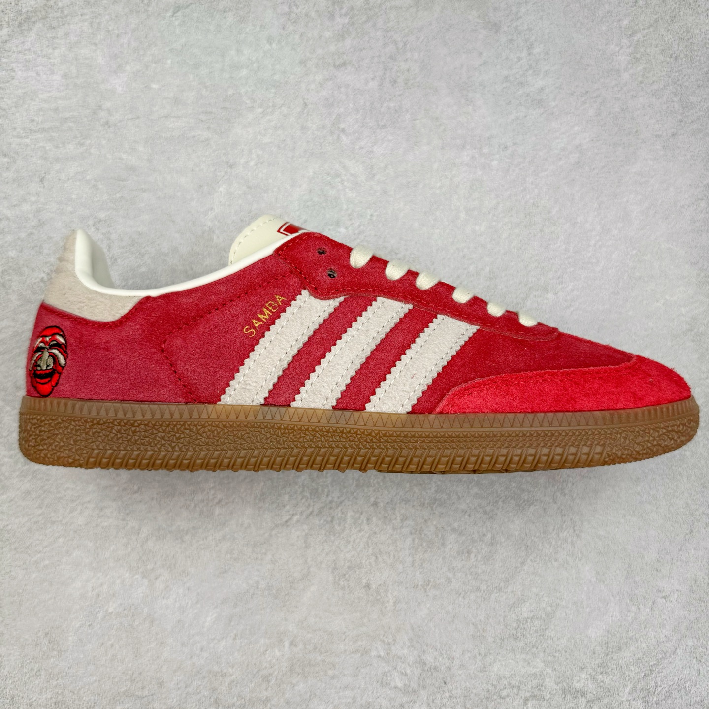 AD Original Samba OG 复古经典轻便板鞋 IG8905 这款桑巴鞋展示了高质量的工艺 带有装饰的超锁缝制和无缝的手感 柔软、柔软的皮革造型和标志性的3条纹完成了精致的外观 正规合身鞋带 鞋面上有绒面鞋垫 橡胶鞋底 享受正畸套筒软感 自50年代首次亮相以来就一直在赢得粉丝的青睐 尺码：36 36.5 37.5 38 38.5 39 40 40.5 41 42 42.5 43 44 44.5 45-选品中心