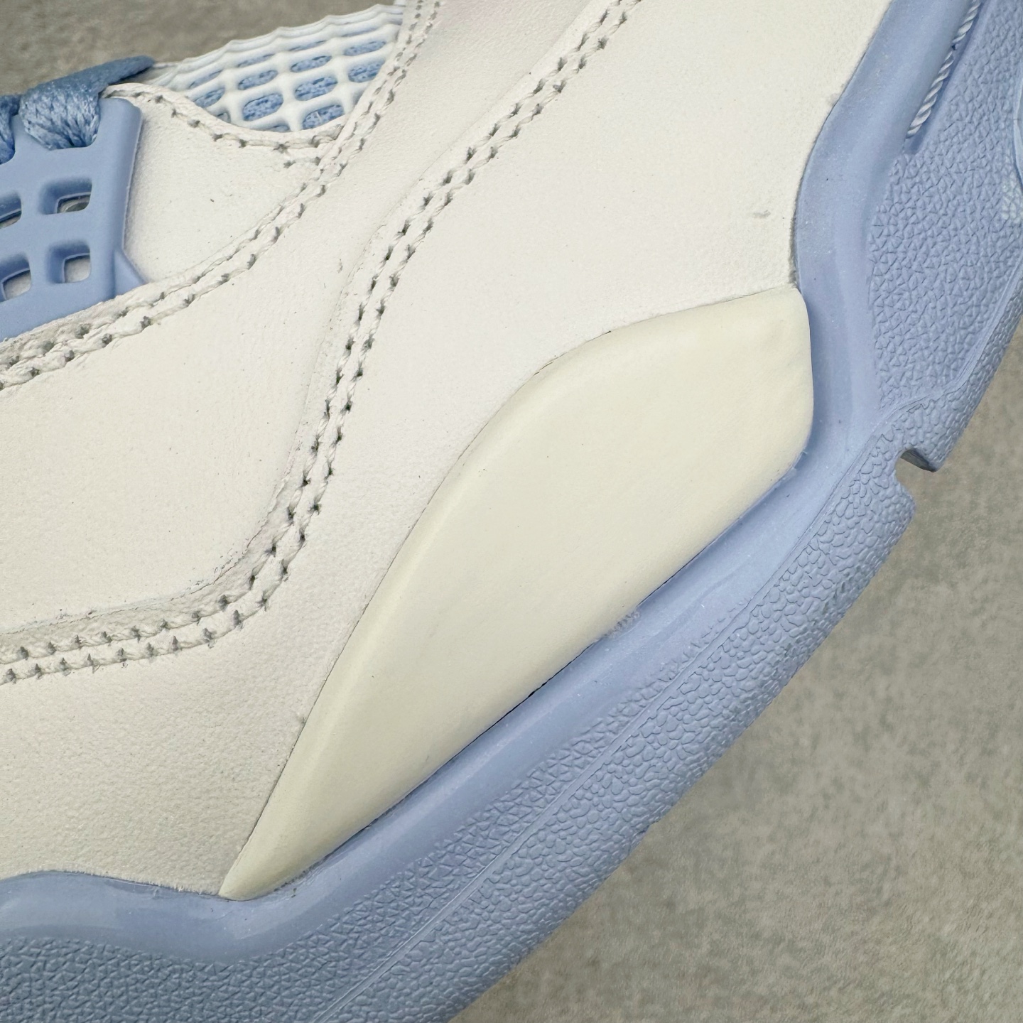 图片[16]-＃K版纯原 Air Jordan AJ4 母亲节 白冰蓝 HV0823-100 全新升级改良 原鞋原楦原纸板同源开发 完美呈现乔4的版型 内侧正确双色网格 还原细节 原厂皮料 正确气垫颜色 正确网格工艺 正确拉帮工艺 全鞋原装材料制作 原档案原模具打造 支持全方位与正品对比 尺码：36 36.5 37.5 38 38.5 39 40 40.5 41 42 42.5 43 44 44.5 45 46 47.5-选品中心