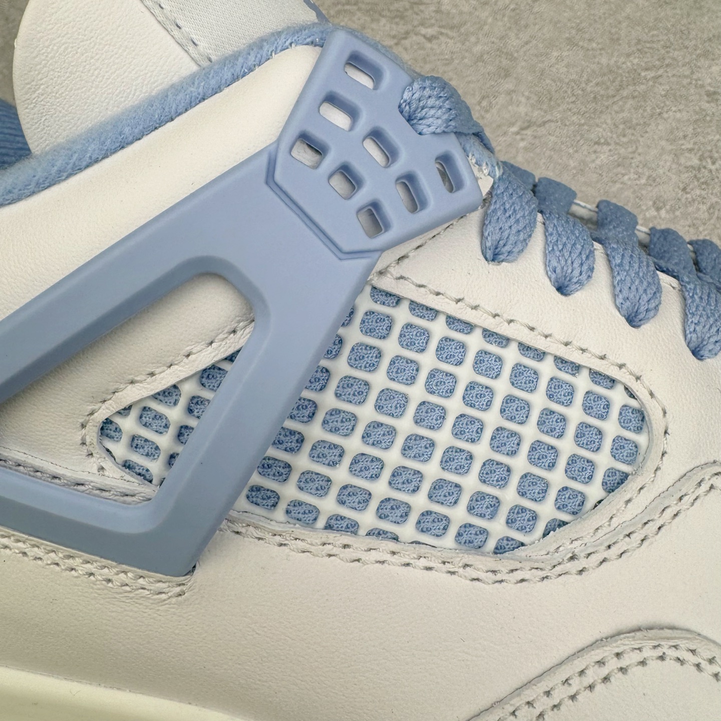 图片[18]-＃K版纯原 Air Jordan AJ4 母亲节 白冰蓝 HV0823-100 全新升级改良 原鞋原楦原纸板同源开发 完美呈现乔4的版型 内侧正确双色网格 还原细节 原厂皮料 正确气垫颜色 正确网格工艺 正确拉帮工艺 全鞋原装材料制作 原档案原模具打造 支持全方位与正品对比 尺码：36 36.5 37.5 38 38.5 39 40 40.5 41 42 42.5 43 44 44.5 45 46 47.5-选品中心