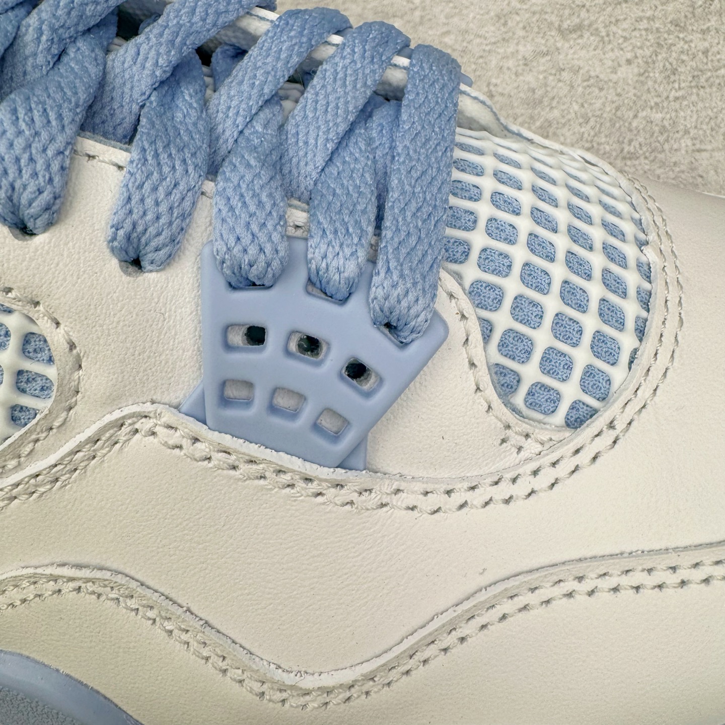 图片[17]-＃K版纯原 Air Jordan AJ4 母亲节 白冰蓝 HV0823-100 全新升级改良 原鞋原楦原纸板同源开发 完美呈现乔4的版型 内侧正确双色网格 还原细节 原厂皮料 正确气垫颜色 正确网格工艺 正确拉帮工艺 全鞋原装材料制作 原档案原模具打造 支持全方位与正品对比 尺码：36 36.5 37.5 38 38.5 39 40 40.5 41 42 42.5 43 44 44.5 45 46 47.5-选品中心