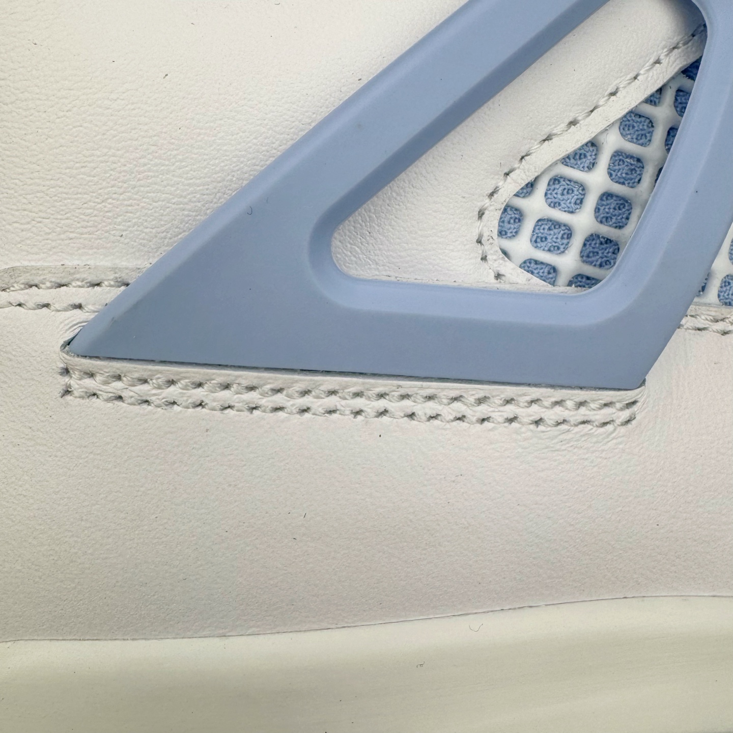 图片[19]-＃K版纯原 Air Jordan AJ4 母亲节 白冰蓝 HV0823-100 全新升级改良 原鞋原楦原纸板同源开发 完美呈现乔4的版型 内侧正确双色网格 还原细节 原厂皮料 正确气垫颜色 正确网格工艺 正确拉帮工艺 全鞋原装材料制作 原档案原模具打造 支持全方位与正品对比 尺码：36 36.5 37.5 38 38.5 39 40 40.5 41 42 42.5 43 44 44.5 45 46 47.5-选品中心