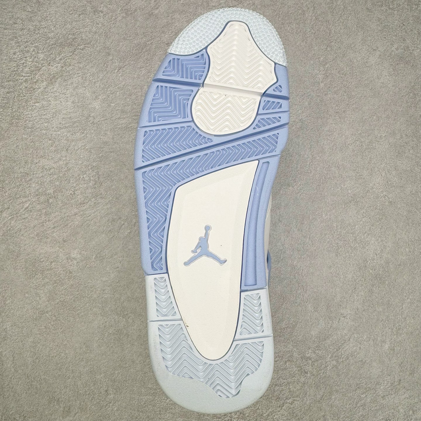 图片[9]-＃K版纯原 Air Jordan AJ4 母亲节 白冰蓝 HV0823-100 全新升级改良 原鞋原楦原纸板同源开发 完美呈现乔4的版型 内侧正确双色网格 还原细节 原厂皮料 正确气垫颜色 正确网格工艺 正确拉帮工艺 全鞋原装材料制作 原档案原模具打造 支持全方位与正品对比 尺码：36 36.5 37.5 38 38.5 39 40 40.5 41 42 42.5 43 44 44.5 45 46 47.5-选品中心
