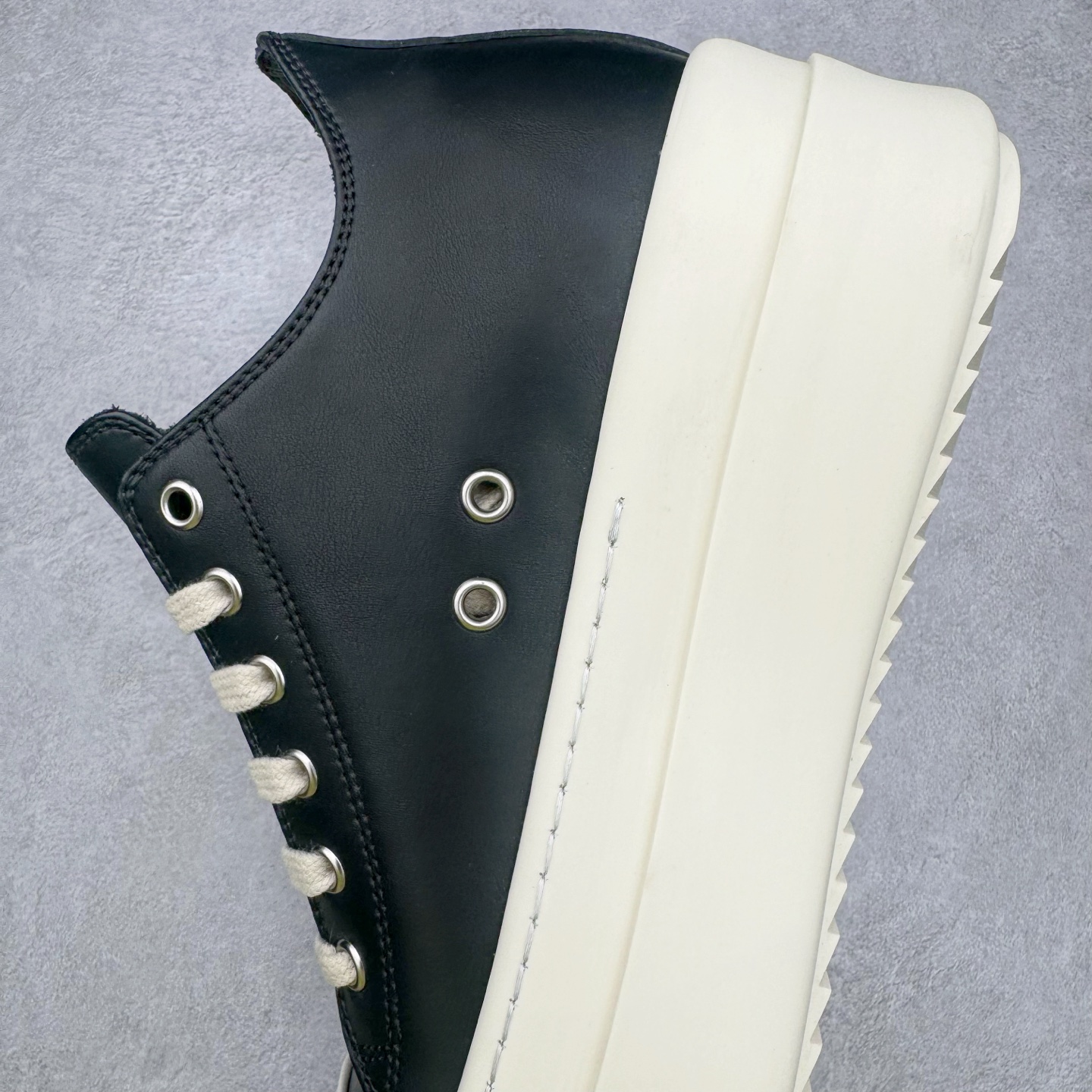 图片[7]-＃DG纯原 Rick Owens Drkshdw 瑞克·欧文斯低帮皮面时尚运动板鞋 厚底黑白 二级市场已经7K以上 平台客户随意卖四位数 RO广东原厂出品 纯原天花板 原版一比一复刻 冲正绝不翻车 还原度达到百分之98以上 原楦开发纸版版型 ZP拆解原版1：1复模裁片纸版 力求做到0错位 这样才能达到和zp一致的鞋型味道 采用进口cnc数控机床开发对版独家tpu奶香大底 区别于市场所有版本 zp同源全头层粒面小牛皮 达到和zp一致手感 原厂进口细纹布 万邦订购原厂高弹粉红色海绵 内里搭配软质细腻羊皮 TPU高密度大底 软硬度透光度高已经测试和原版一致 尺码：36 37 38 39 40 41 42 43 44 45 46-选品中心