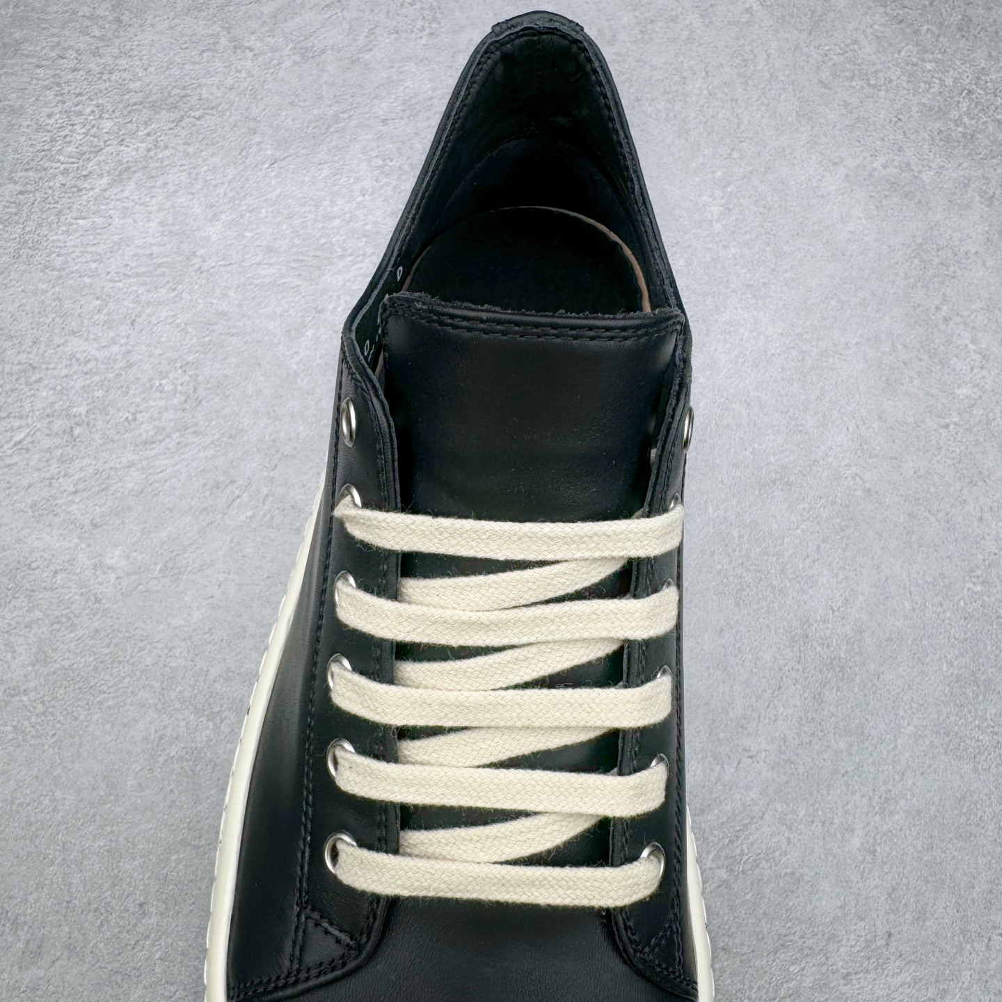 图片[5]-＃DG纯原 Rick Owens Drkshdw 瑞克·欧文斯低帮皮面时尚运动板鞋 厚底黑白 二级市场已经7K以上 平台客户随意卖四位数 RO广东原厂出品 纯原天花板 原版一比一复刻 冲正绝不翻车 还原度达到百分之98以上 原楦开发纸版版型 ZP拆解原版1：1复模裁片纸版 力求做到0错位 这样才能达到和zp一致的鞋型味道 采用进口cnc数控机床开发对版独家tpu奶香大底 区别于市场所有版本 zp同源全头层粒面小牛皮 达到和zp一致手感 原厂进口细纹布 万邦订购原厂高弹粉红色海绵 内里搭配软质细腻羊皮 TPU高密度大底 软硬度透光度高已经测试和原版一致 尺码：36 37 38 39 40 41 42 43 44 45 46-选品中心