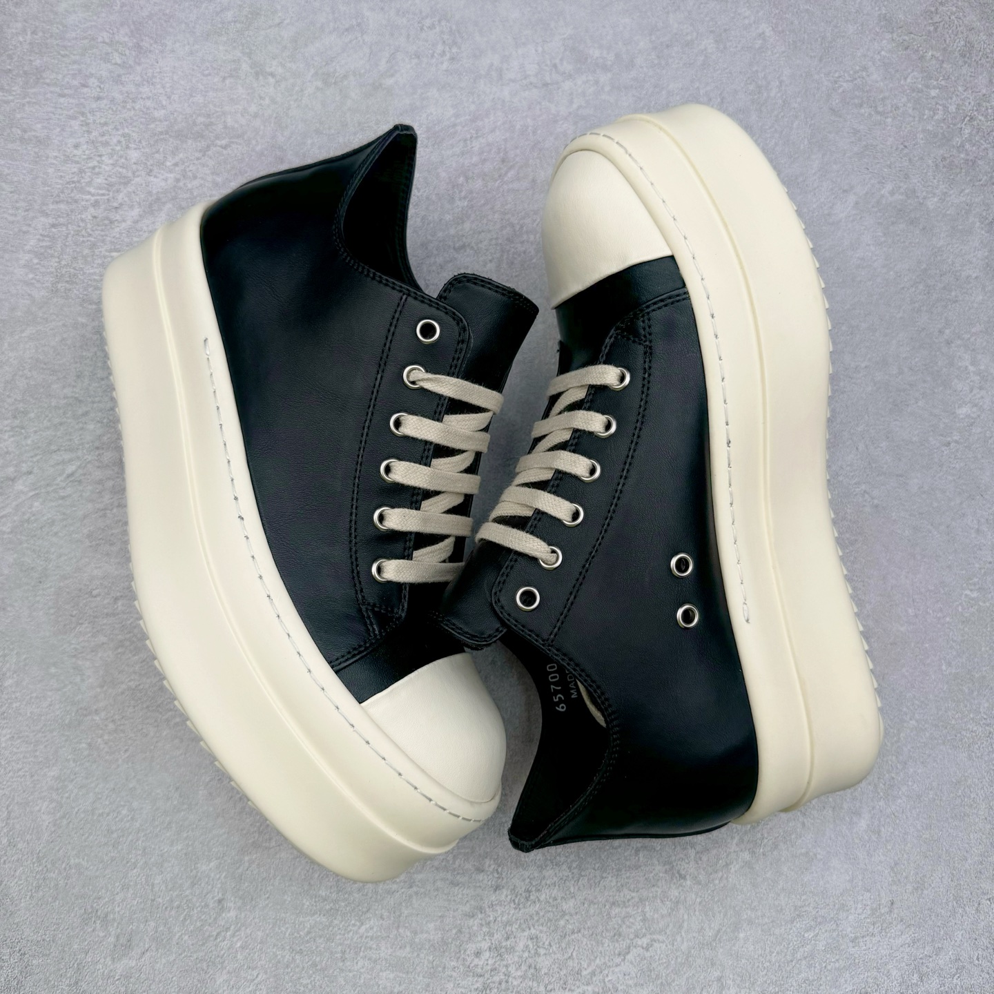 图片[3]-＃DG纯原 Rick Owens Drkshdw 瑞克·欧文斯低帮皮面时尚运动板鞋 厚底黑白 二级市场已经7K以上 平台客户随意卖四位数 RO广东原厂出品 纯原天花板 原版一比一复刻 冲正绝不翻车 还原度达到百分之98以上 原楦开发纸版版型 ZP拆解原版1：1复模裁片纸版 力求做到0错位 这样才能达到和zp一致的鞋型味道 采用进口cnc数控机床开发对版独家tpu奶香大底 区别于市场所有版本 zp同源全头层粒面小牛皮 达到和zp一致手感 原厂进口细纹布 万邦订购原厂高弹粉红色海绵 内里搭配软质细腻羊皮 TPU高密度大底 软硬度透光度高已经测试和原版一致 尺码：36 37 38 39 40 41 42 43 44 45 46-选品中心