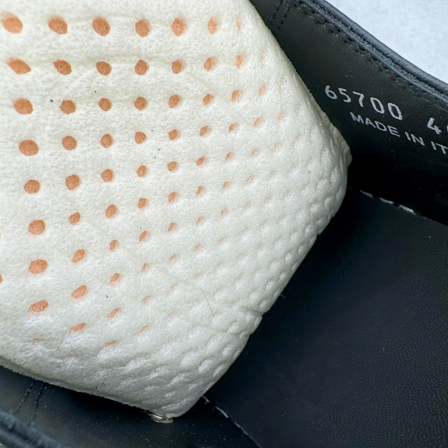 图片[10]-＃DG纯原 Rick Owens Drkshdw 瑞克·欧文斯低帮皮面时尚运动板鞋 厚底黑白 二级市场已经7K以上 平台客户随意卖四位数 RO广东原厂出品 纯原天花板 原版一比一复刻 冲正绝不翻车 还原度达到百分之98以上 原楦开发纸版版型 ZP拆解原版1：1复模裁片纸版 力求做到0错位 这样才能达到和zp一致的鞋型味道 采用进口cnc数控机床开发对版独家tpu奶香大底 区别于市场所有版本 zp同源全头层粒面小牛皮 达到和zp一致手感 原厂进口细纹布 万邦订购原厂高弹粉红色海绵 内里搭配软质细腻羊皮 TPU高密度大底 软硬度透光度高已经测试和原版一致 尺码：36 37 38 39 40 41 42 43 44 45 46-选品中心