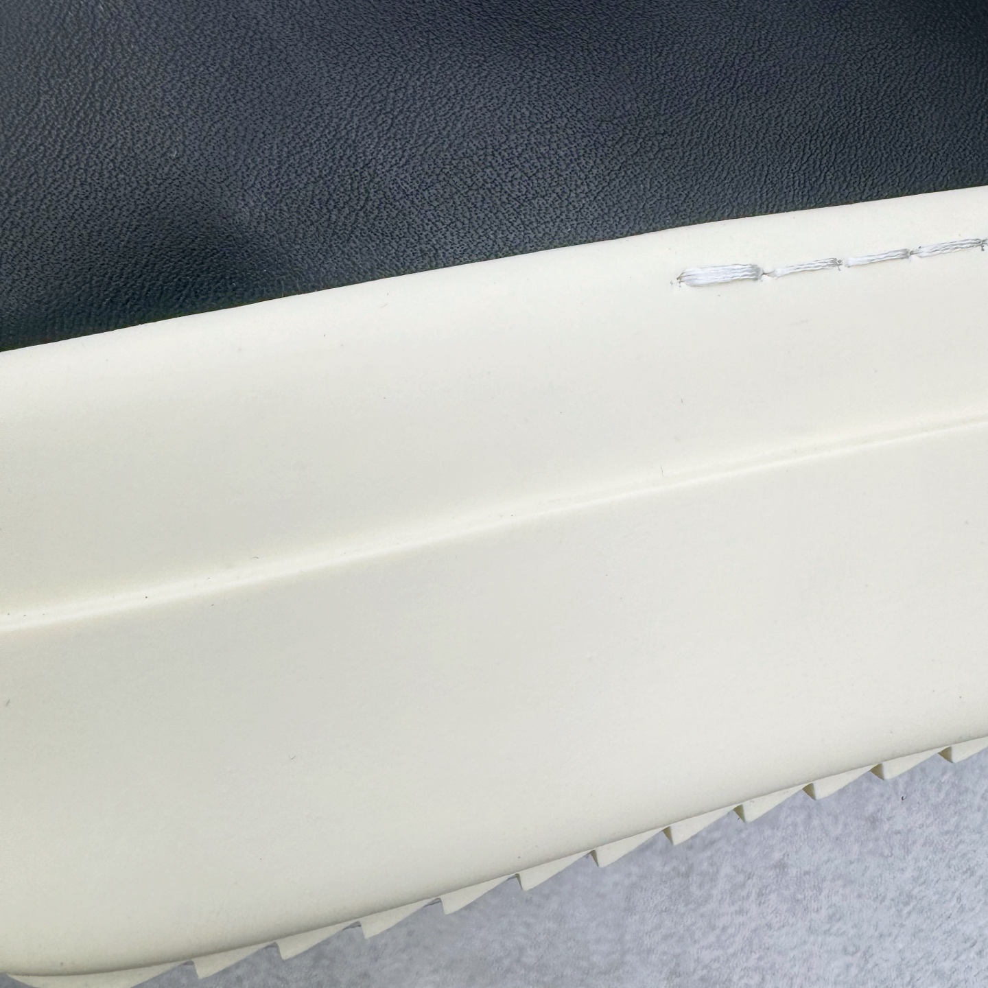 图片[20]-＃DG纯原 Rick Owens Drkshdw 瑞克·欧文斯低帮皮面时尚运动板鞋 厚底黑白 二级市场已经7K以上 平台客户随意卖四位数 RO广东原厂出品 纯原天花板 原版一比一复刻 冲正绝不翻车 还原度达到百分之98以上 原楦开发纸版版型 ZP拆解原版1：1复模裁片纸版 力求做到0错位 这样才能达到和zp一致的鞋型味道 采用进口cnc数控机床开发对版独家tpu奶香大底 区别于市场所有版本 zp同源全头层粒面小牛皮 达到和zp一致手感 原厂进口细纹布 万邦订购原厂高弹粉红色海绵 内里搭配软质细腻羊皮 TPU高密度大底 软硬度透光度高已经测试和原版一致 尺码：36 37 38 39 40 41 42 43 44 45 46-选品中心