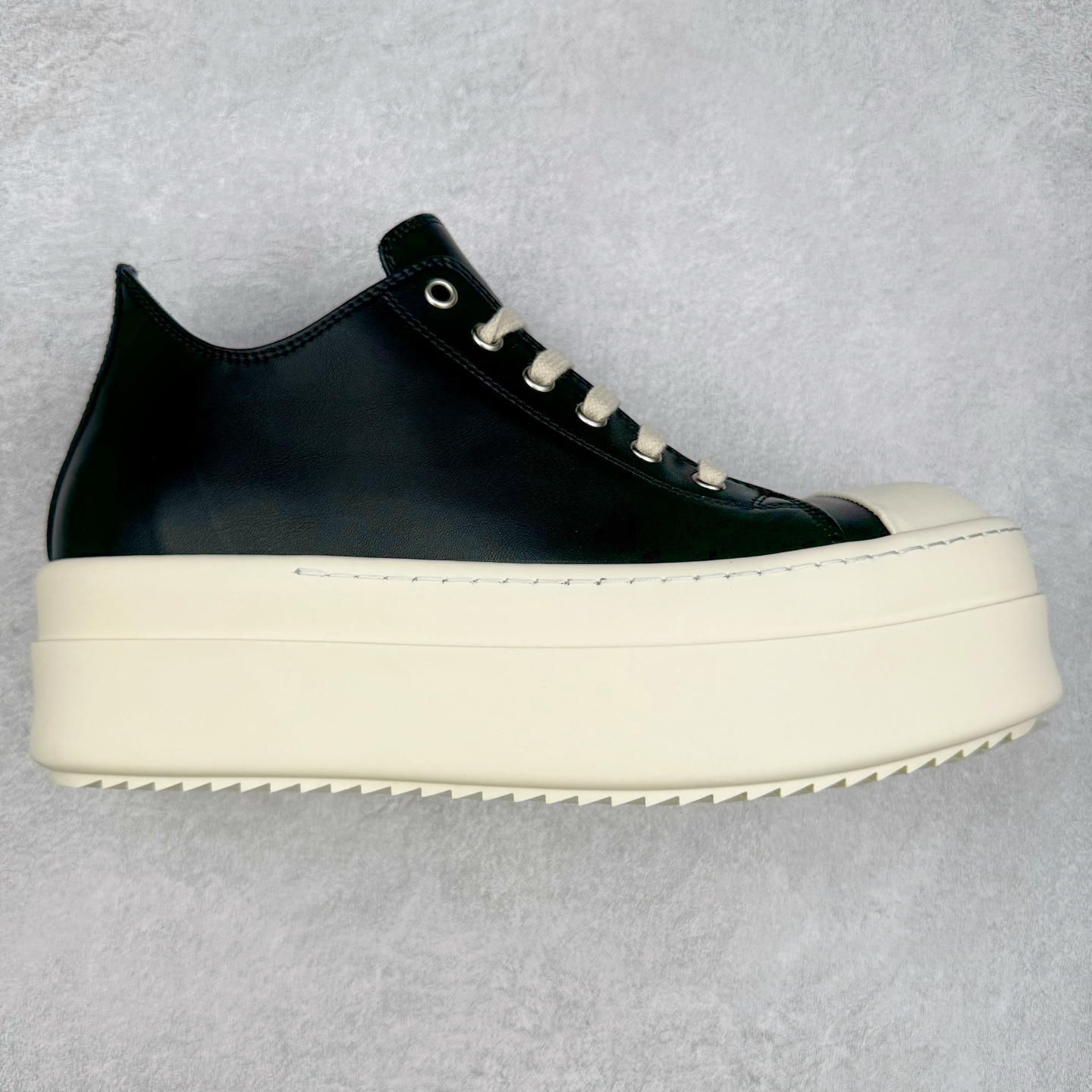 ＃DG纯原 Rick Owens Drkshdw 瑞克·欧文斯低帮皮面时尚运动板鞋 厚底黑白 二级市场已经7K以上 平台客户随意卖四位数 RO广东原厂出品 纯原天花板 原版一比一复刻 冲正绝不翻车 还原度达到百分之98以上 原楦开发纸版版型 ZP拆解原版1：1复模裁片纸版 力求做到0错位 这样才能达到和zp一致的鞋型味道 采用进口cnc数控机床开发对版独家tpu奶香大底 区别于市场所有版本 zp同源全头层粒面小牛皮 达到和zp一致手感 原厂进口细纹布 万邦订购原厂高弹粉红色海绵 内里搭配软质细腻羊皮 TPU高密度大底 软硬度透光度高已经测试和原版一致 尺码：36 37 38 39 40 41 42 43 44 45 46-选品中心