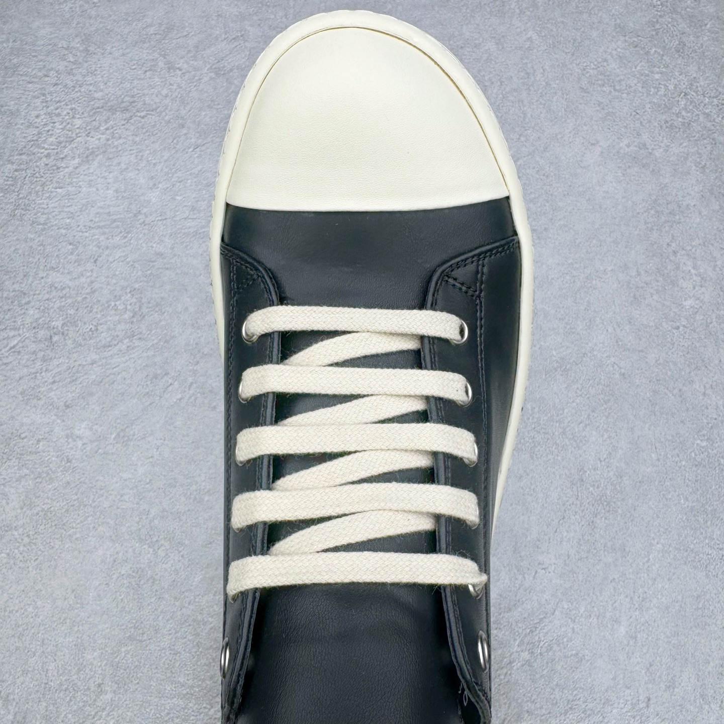 图片[4]-＃DG纯原 Rick Owens Drkshdw 瑞克·欧文斯低帮皮面时尚运动板鞋 厚底黑白 二级市场已经7K以上 平台客户随意卖四位数 RO广东原厂出品 纯原天花板 原版一比一复刻 冲正绝不翻车 还原度达到百分之98以上 原楦开发纸版版型 ZP拆解原版1：1复模裁片纸版 力求做到0错位 这样才能达到和zp一致的鞋型味道 采用进口cnc数控机床开发对版独家tpu奶香大底 区别于市场所有版本 zp同源全头层粒面小牛皮 达到和zp一致手感 原厂进口细纹布 万邦订购原厂高弹粉红色海绵 内里搭配软质细腻羊皮 TPU高密度大底 软硬度透光度高已经测试和原版一致 尺码：36 37 38 39 40 41 42 43 44 45 46-选品中心