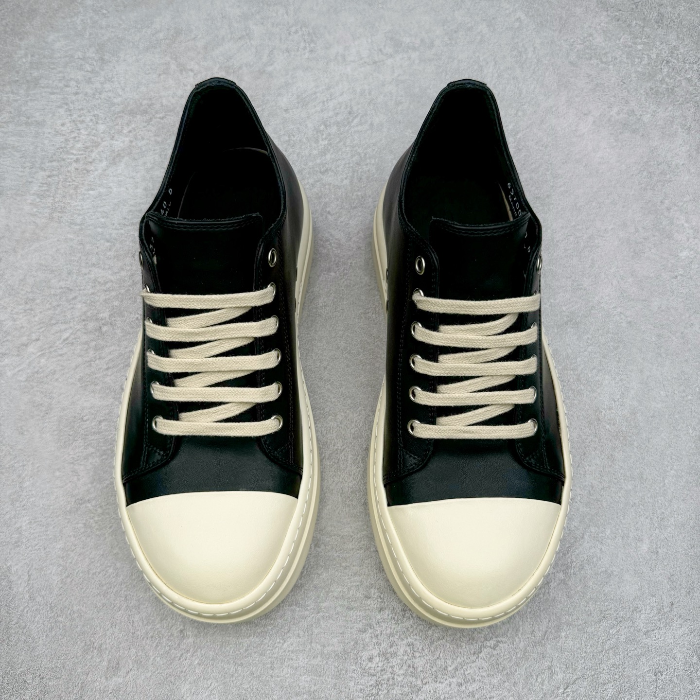 图片[2]-＃DG纯原 Rick Owens Drkshdw 瑞克·欧文斯低帮皮面时尚运动板鞋 厚底黑白 二级市场已经7K以上 平台客户随意卖四位数 RO广东原厂出品 纯原天花板 原版一比一复刻 冲正绝不翻车 还原度达到百分之98以上 原楦开发纸版版型 ZP拆解原版1：1复模裁片纸版 力求做到0错位 这样才能达到和zp一致的鞋型味道 采用进口cnc数控机床开发对版独家tpu奶香大底 区别于市场所有版本 zp同源全头层粒面小牛皮 达到和zp一致手感 原厂进口细纹布 万邦订购原厂高弹粉红色海绵 内里搭配软质细腻羊皮 TPU高密度大底 软硬度透光度高已经测试和原版一致 尺码：36 37 38 39 40 41 42 43 44 45 46-选品中心