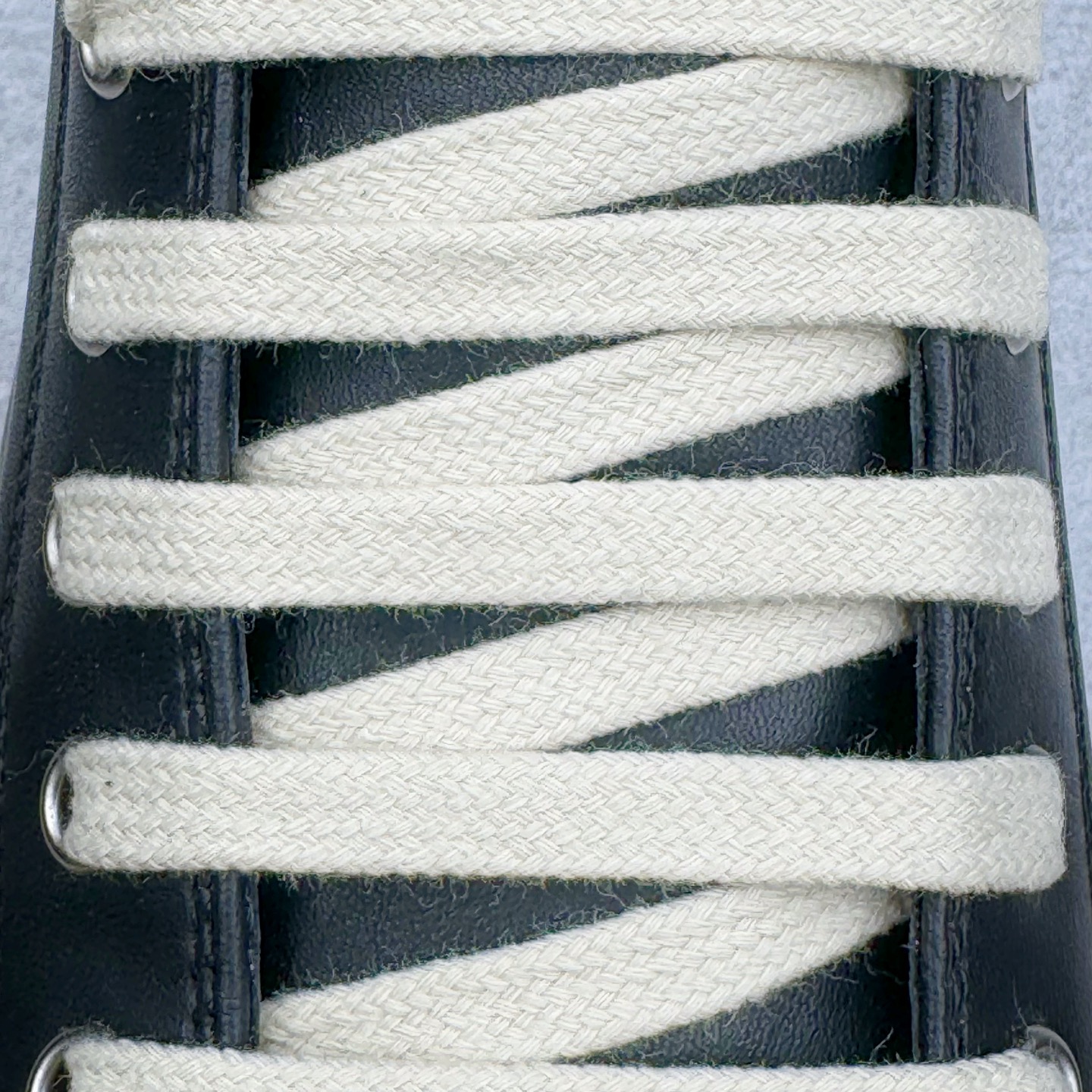 图片[14]-＃DG纯原 Rick Owens Drkshdw 瑞克·欧文斯低帮皮面时尚运动板鞋 厚底黑白 二级市场已经7K以上 平台客户随意卖四位数 RO广东原厂出品 纯原天花板 原版一比一复刻 冲正绝不翻车 还原度达到百分之98以上 原楦开发纸版版型 ZP拆解原版1：1复模裁片纸版 力求做到0错位 这样才能达到和zp一致的鞋型味道 采用进口cnc数控机床开发对版独家tpu奶香大底 区别于市场所有版本 zp同源全头层粒面小牛皮 达到和zp一致手感 原厂进口细纹布 万邦订购原厂高弹粉红色海绵 内里搭配软质细腻羊皮 TPU高密度大底 软硬度透光度高已经测试和原版一致 尺码：36 37 38 39 40 41 42 43 44 45 46-选品中心