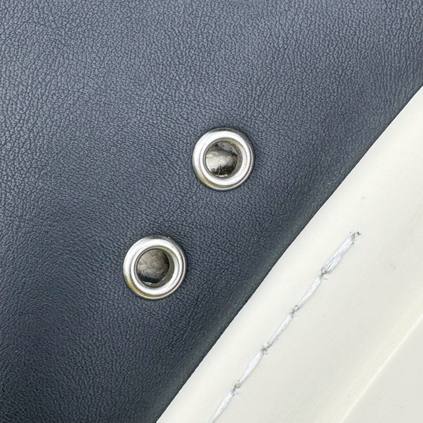 图片[13]-＃DG纯原 Rick Owens Drkshdw 瑞克·欧文斯低帮皮面时尚运动板鞋 厚底黑白 二级市场已经7K以上 平台客户随意卖四位数 RO广东原厂出品 纯原天花板 原版一比一复刻 冲正绝不翻车 还原度达到百分之98以上 原楦开发纸版版型 ZP拆解原版1：1复模裁片纸版 力求做到0错位 这样才能达到和zp一致的鞋型味道 采用进口cnc数控机床开发对版独家tpu奶香大底 区别于市场所有版本 zp同源全头层粒面小牛皮 达到和zp一致手感 原厂进口细纹布 万邦订购原厂高弹粉红色海绵 内里搭配软质细腻羊皮 TPU高密度大底 软硬度透光度高已经测试和原版一致 尺码：36 37 38 39 40 41 42 43 44 45 46-选品中心