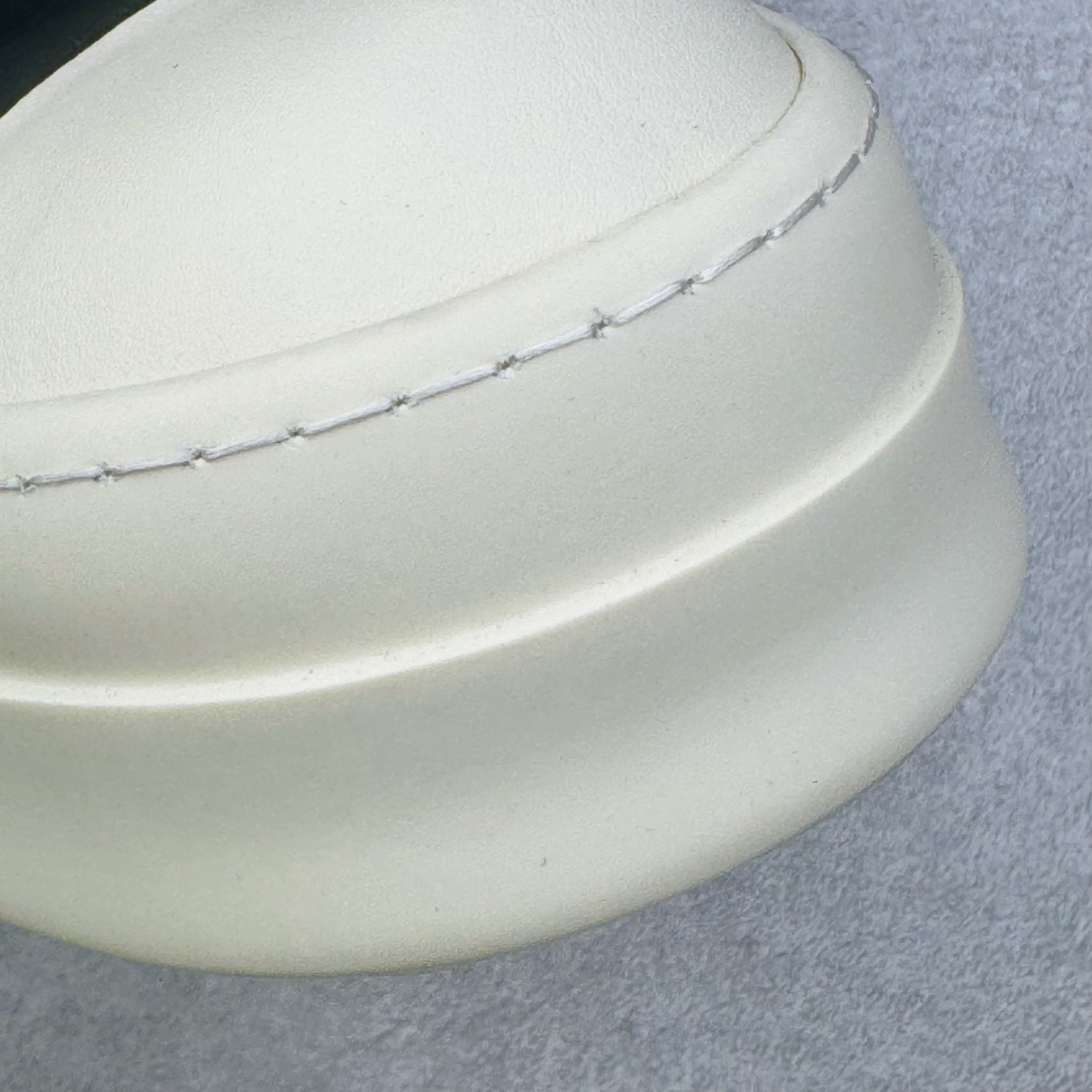 图片[15]-＃DG纯原 Rick Owens Drkshdw 瑞克·欧文斯低帮皮面时尚运动板鞋 厚底黑白 二级市场已经7K以上 平台客户随意卖四位数 RO广东原厂出品 纯原天花板 原版一比一复刻 冲正绝不翻车 还原度达到百分之98以上 原楦开发纸版版型 ZP拆解原版1：1复模裁片纸版 力求做到0错位 这样才能达到和zp一致的鞋型味道 采用进口cnc数控机床开发对版独家tpu奶香大底 区别于市场所有版本 zp同源全头层粒面小牛皮 达到和zp一致手感 原厂进口细纹布 万邦订购原厂高弹粉红色海绵 内里搭配软质细腻羊皮 TPU高密度大底 软硬度透光度高已经测试和原版一致 尺码：36 37 38 39 40 41 42 43 44 45 46-选品中心