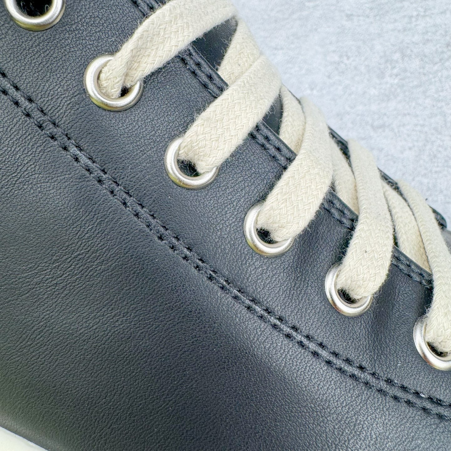 图片[18]-＃DG纯原 Rick Owens Drkshdw 瑞克·欧文斯低帮皮面时尚运动板鞋 厚底黑白 二级市场已经7K以上 平台客户随意卖四位数 RO广东原厂出品 纯原天花板 原版一比一复刻 冲正绝不翻车 还原度达到百分之98以上 原楦开发纸版版型 ZP拆解原版1：1复模裁片纸版 力求做到0错位 这样才能达到和zp一致的鞋型味道 采用进口cnc数控机床开发对版独家tpu奶香大底 区别于市场所有版本 zp同源全头层粒面小牛皮 达到和zp一致手感 原厂进口细纹布 万邦订购原厂高弹粉红色海绵 内里搭配软质细腻羊皮 TPU高密度大底 软硬度透光度高已经测试和原版一致 尺码：36 37 38 39 40 41 42 43 44 45 46-选品中心