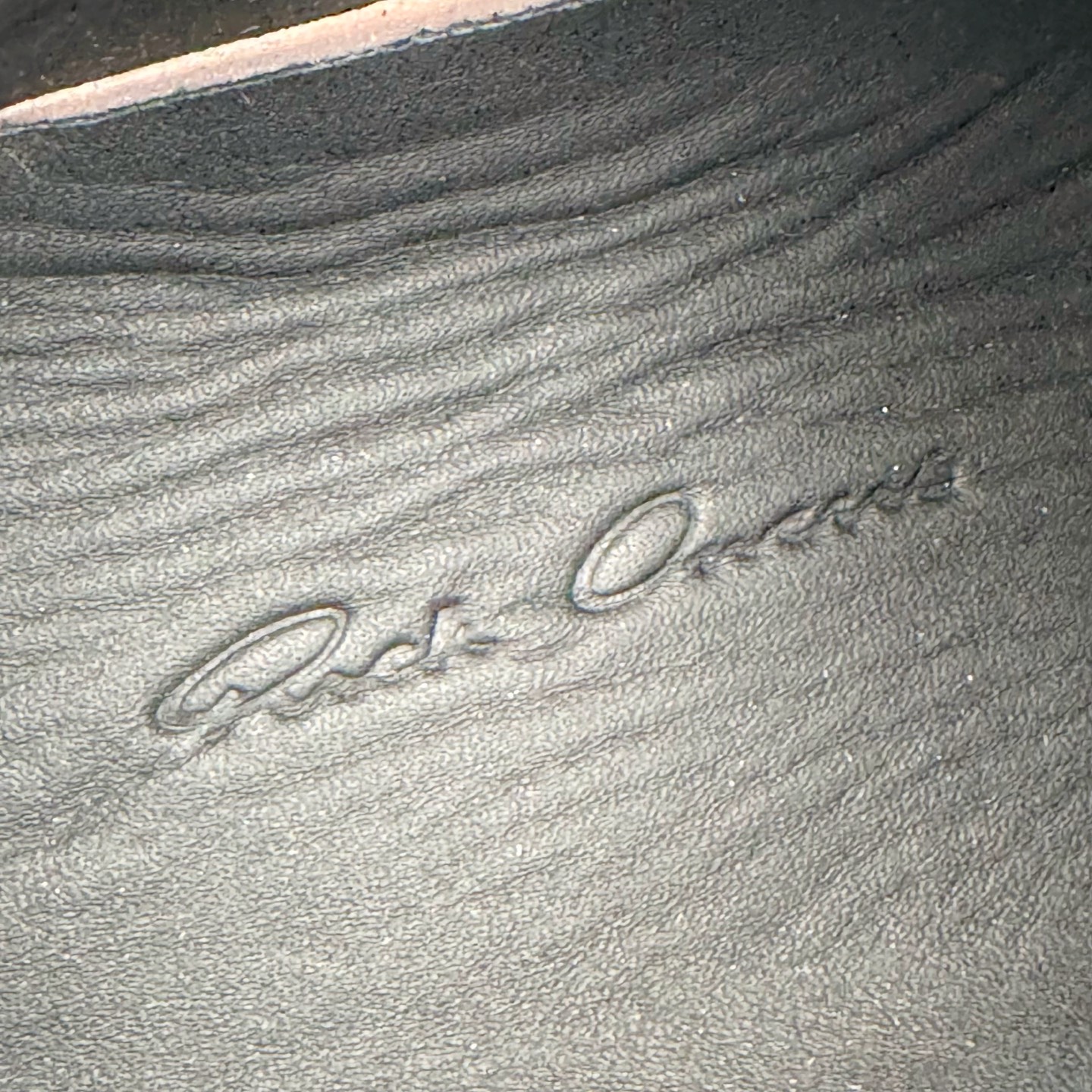 图片[12]-＃DG纯原 Rick Owens Drkshdw 瑞克·欧文斯低帮皮面时尚运动板鞋 全黑 二级市场已经7K以上 平台客户随意卖四位数 RO广东原厂出品 纯原天花板 原版一比一复刻 冲正绝不翻车 还原度达到百分之98以上 原楦开发纸版版型 ZP拆解原版1：1复模裁片纸版 力求做到0错位 这样才能达到和zp一致的鞋型味道 采用进口cnc数控机床开发对版独家tpu奶香大底 区别于市场所有版本 zp同源全头层粒面小牛皮 达到和zp一致手感 原厂进口细纹布 万邦订购原厂高弹粉红色海绵 内里搭配软质细腻羊皮 TPU高密度大底 软硬度透光度高已经测试和原版一致 尺码：36 37 38 39 40 41 42 43 44 45 46-选品中心