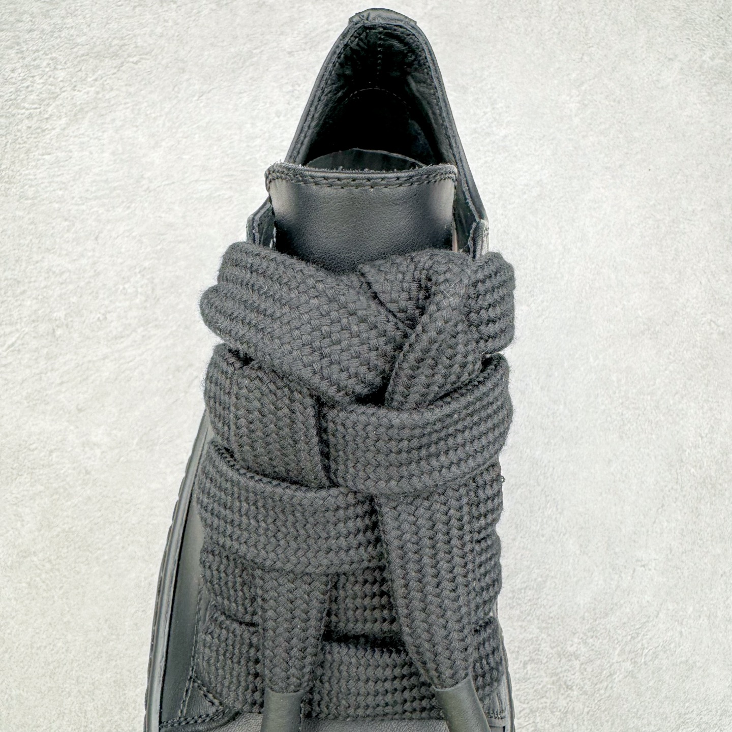 图片[5]-＃DG纯原 Rick Owens Drkshdw 瑞克·欧文斯低帮皮面时尚运动板鞋 全黑 二级市场已经7K以上 平台客户随意卖四位数 RO广东原厂出品 纯原天花板 原版一比一复刻 冲正绝不翻车 还原度达到百分之98以上 原楦开发纸版版型 ZP拆解原版1：1复模裁片纸版 力求做到0错位 这样才能达到和zp一致的鞋型味道 采用进口cnc数控机床开发对版独家tpu奶香大底 区别于市场所有版本 zp同源全头层粒面小牛皮 达到和zp一致手感 原厂进口细纹布 万邦订购原厂高弹粉红色海绵 内里搭配软质细腻羊皮 TPU高密度大底 软硬度透光度高已经测试和原版一致 尺码：36 37 38 39 40 41 42 43 44 45 46-选品中心