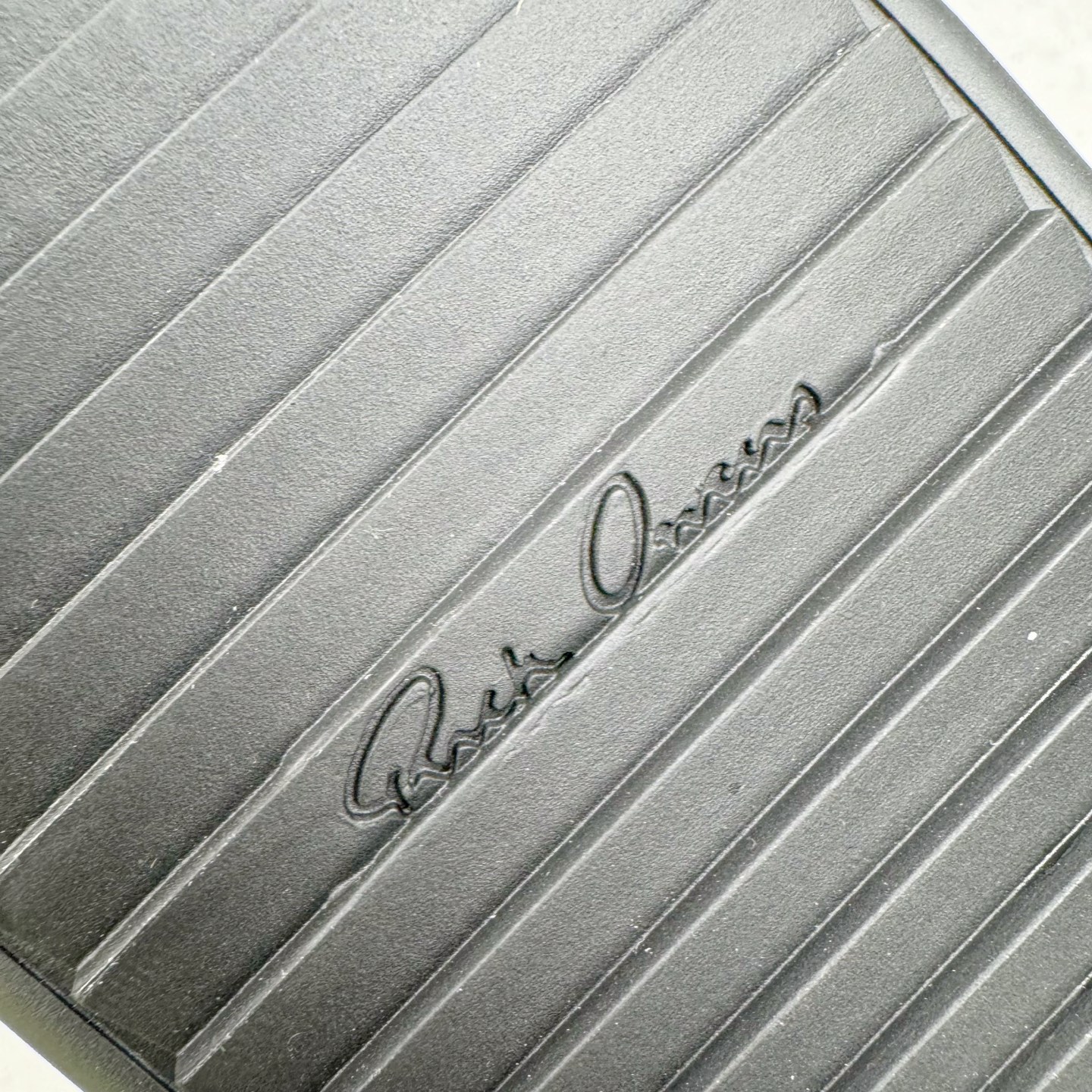 图片[10]-＃DG纯原 Rick Owens Drkshdw 瑞克·欧文斯低帮皮面时尚运动板鞋 全黑 二级市场已经7K以上 平台客户随意卖四位数 RO广东原厂出品 纯原天花板 原版一比一复刻 冲正绝不翻车 还原度达到百分之98以上 原楦开发纸版版型 ZP拆解原版1：1复模裁片纸版 力求做到0错位 这样才能达到和zp一致的鞋型味道 采用进口cnc数控机床开发对版独家tpu奶香大底 区别于市场所有版本 zp同源全头层粒面小牛皮 达到和zp一致手感 原厂进口细纹布 万邦订购原厂高弹粉红色海绵 内里搭配软质细腻羊皮 TPU高密度大底 软硬度透光度高已经测试和原版一致 尺码：36 37 38 39 40 41 42 43 44 45 46-选品中心