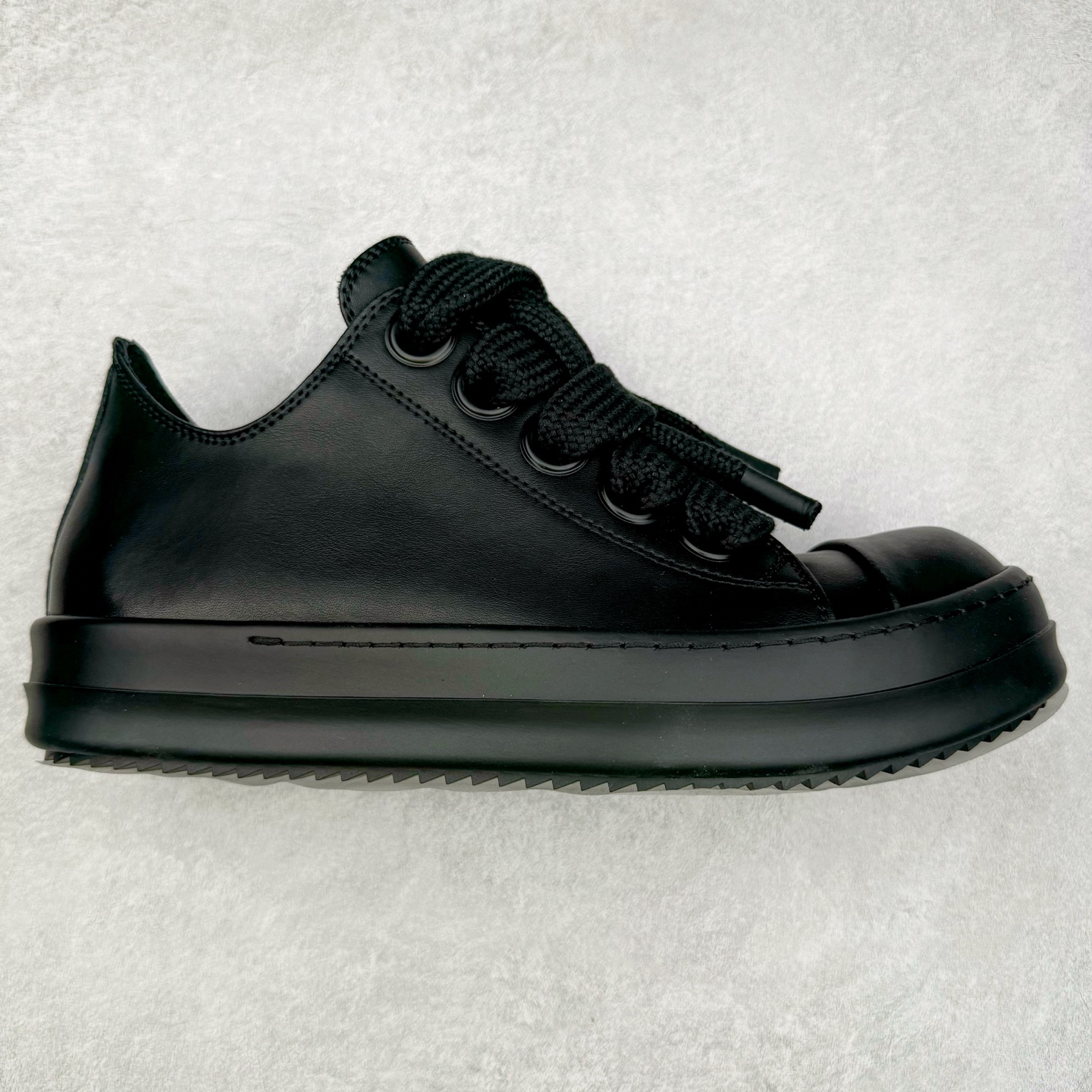 ＃DG纯原 Rick Owens Drkshdw 瑞克·欧文斯低帮皮面时尚运动板鞋 全黑 二级市场已经7K以上 平台客户随意卖四位数 RO广东原厂出品 纯原天花板 原版一比一复刻 冲正绝不翻车 还原度达到百分之98以上 原楦开发纸版版型 ZP拆解原版1：1复模裁片纸版 力求做到0错位 这样才能达到和zp一致的鞋型味道 采用进口cnc数控机床开发对版独家tpu奶香大底 区别于市场所有版本 zp同源全头层粒面小牛皮 达到和zp一致手感 原厂进口细纹布 万邦订购原厂高弹粉红色海绵 内里搭配软质细腻羊皮 TPU高密度大底 软硬度透光度高已经测试和原版一致 尺码：36 37 38 39 40 41 42 43 44 45 46-选品中心