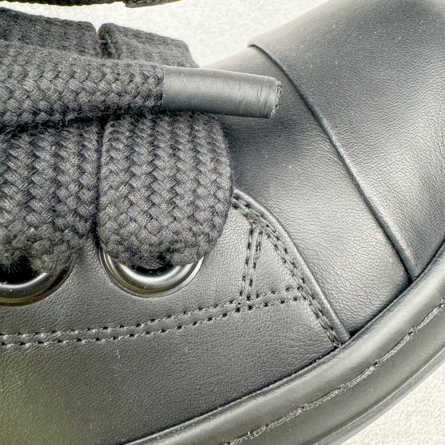 图片[20]-＃DG纯原 Rick Owens Drkshdw 瑞克·欧文斯低帮皮面时尚运动板鞋 全黑 二级市场已经7K以上 平台客户随意卖四位数 RO广东原厂出品 纯原天花板 原版一比一复刻 冲正绝不翻车 还原度达到百分之98以上 原楦开发纸版版型 ZP拆解原版1：1复模裁片纸版 力求做到0错位 这样才能达到和zp一致的鞋型味道 采用进口cnc数控机床开发对版独家tpu奶香大底 区别于市场所有版本 zp同源全头层粒面小牛皮 达到和zp一致手感 原厂进口细纹布 万邦订购原厂高弹粉红色海绵 内里搭配软质细腻羊皮 TPU高密度大底 软硬度透光度高已经测试和原版一致 尺码：36 37 38 39 40 41 42 43 44 45 46-选品中心