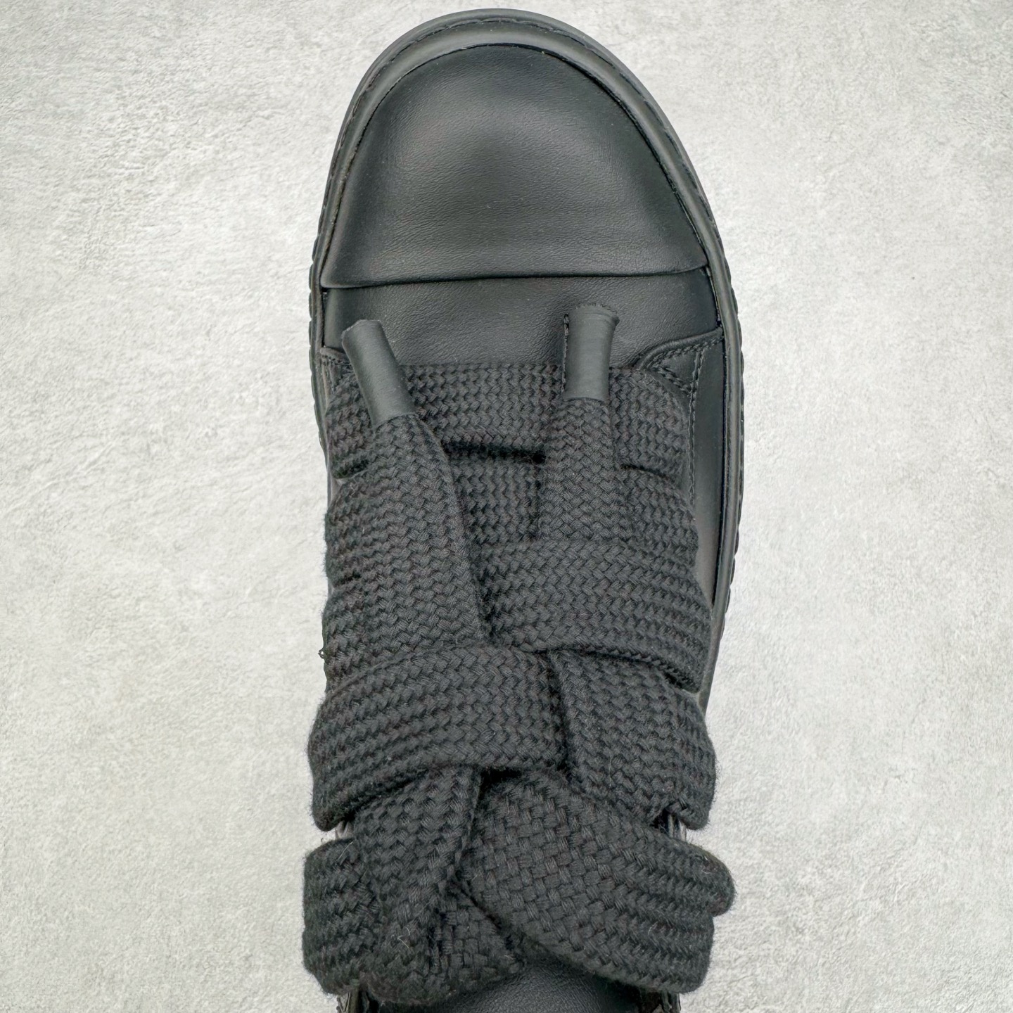 图片[4]-＃DG纯原 Rick Owens Drkshdw 瑞克·欧文斯低帮皮面时尚运动板鞋 全黑 二级市场已经7K以上 平台客户随意卖四位数 RO广东原厂出品 纯原天花板 原版一比一复刻 冲正绝不翻车 还原度达到百分之98以上 原楦开发纸版版型 ZP拆解原版1：1复模裁片纸版 力求做到0错位 这样才能达到和zp一致的鞋型味道 采用进口cnc数控机床开发对版独家tpu奶香大底 区别于市场所有版本 zp同源全头层粒面小牛皮 达到和zp一致手感 原厂进口细纹布 万邦订购原厂高弹粉红色海绵 内里搭配软质细腻羊皮 TPU高密度大底 软硬度透光度高已经测试和原版一致 尺码：36 37 38 39 40 41 42 43 44 45 46-选品中心