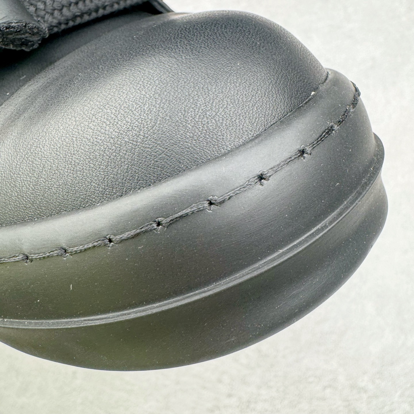 图片[18]-＃DG纯原 Rick Owens Drkshdw 瑞克·欧文斯低帮皮面时尚运动板鞋 全黑 二级市场已经7K以上 平台客户随意卖四位数 RO广东原厂出品 纯原天花板 原版一比一复刻 冲正绝不翻车 还原度达到百分之98以上 原楦开发纸版版型 ZP拆解原版1：1复模裁片纸版 力求做到0错位 这样才能达到和zp一致的鞋型味道 采用进口cnc数控机床开发对版独家tpu奶香大底 区别于市场所有版本 zp同源全头层粒面小牛皮 达到和zp一致手感 原厂进口细纹布 万邦订购原厂高弹粉红色海绵 内里搭配软质细腻羊皮 TPU高密度大底 软硬度透光度高已经测试和原版一致 尺码：36 37 38 39 40 41 42 43 44 45 46-选品中心