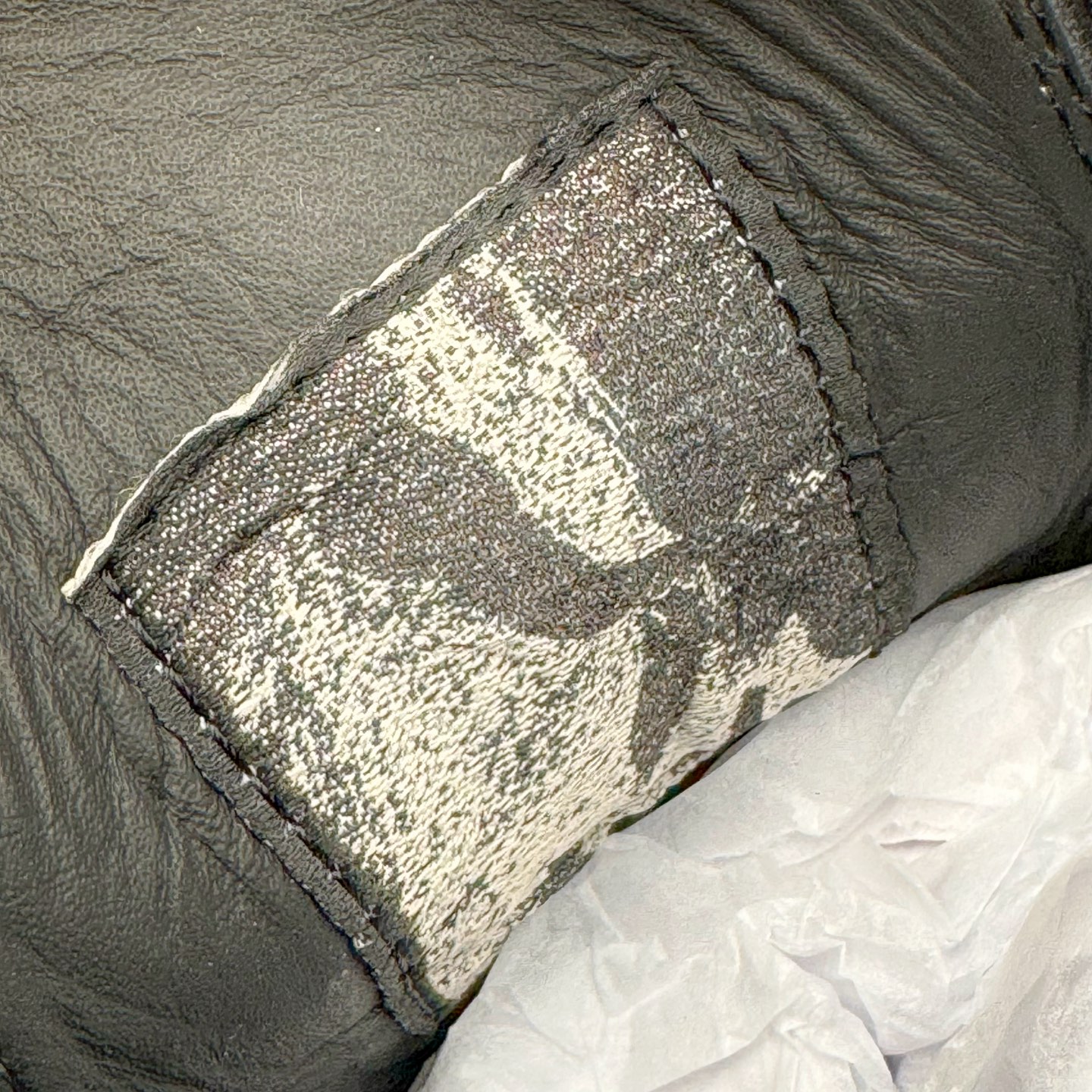 图片[14]-＃DG纯原 Rick Owens Drkshdw 瑞克·欧文斯低帮皮面时尚运动板鞋 全黑 二级市场已经7K以上 平台客户随意卖四位数 RO广东原厂出品 纯原天花板 原版一比一复刻 冲正绝不翻车 还原度达到百分之98以上 原楦开发纸版版型 ZP拆解原版1：1复模裁片纸版 力求做到0错位 这样才能达到和zp一致的鞋型味道 采用进口cnc数控机床开发对版独家tpu奶香大底 区别于市场所有版本 zp同源全头层粒面小牛皮 达到和zp一致手感 原厂进口细纹布 万邦订购原厂高弹粉红色海绵 内里搭配软质细腻羊皮 TPU高密度大底 软硬度透光度高已经测试和原版一致 尺码：36 37 38 39 40 41 42 43 44 45 46-选品中心