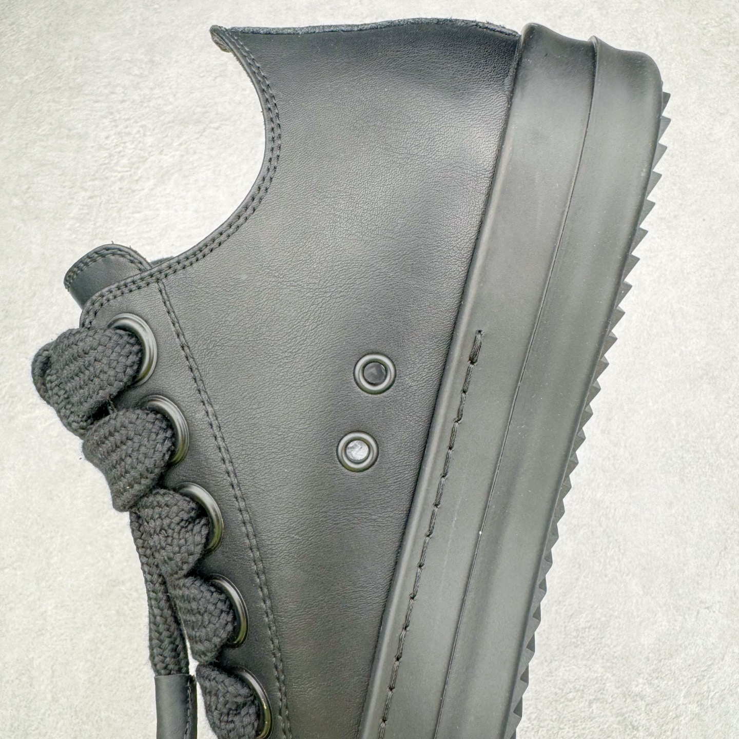 图片[7]-＃DG纯原 Rick Owens Drkshdw 瑞克·欧文斯低帮皮面时尚运动板鞋 全黑 二级市场已经7K以上 平台客户随意卖四位数 RO广东原厂出品 纯原天花板 原版一比一复刻 冲正绝不翻车 还原度达到百分之98以上 原楦开发纸版版型 ZP拆解原版1：1复模裁片纸版 力求做到0错位 这样才能达到和zp一致的鞋型味道 采用进口cnc数控机床开发对版独家tpu奶香大底 区别于市场所有版本 zp同源全头层粒面小牛皮 达到和zp一致手感 原厂进口细纹布 万邦订购原厂高弹粉红色海绵 内里搭配软质细腻羊皮 TPU高密度大底 软硬度透光度高已经测试和原版一致 尺码：36 37 38 39 40 41 42 43 44 45 46-选品中心