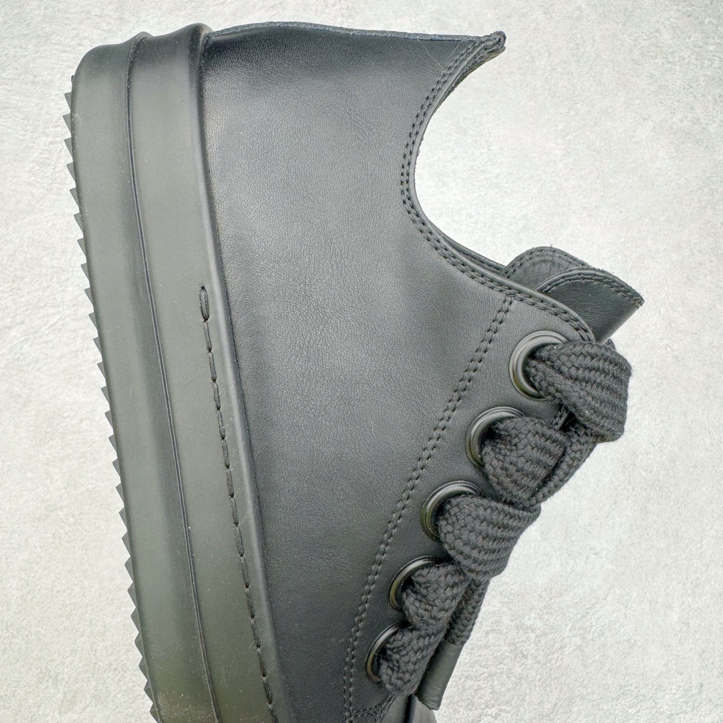 图片[6]-＃DG纯原 Rick Owens Drkshdw 瑞克·欧文斯低帮皮面时尚运动板鞋 全黑 二级市场已经7K以上 平台客户随意卖四位数 RO广东原厂出品 纯原天花板 原版一比一复刻 冲正绝不翻车 还原度达到百分之98以上 原楦开发纸版版型 ZP拆解原版1：1复模裁片纸版 力求做到0错位 这样才能达到和zp一致的鞋型味道 采用进口cnc数控机床开发对版独家tpu奶香大底 区别于市场所有版本 zp同源全头层粒面小牛皮 达到和zp一致手感 原厂进口细纹布 万邦订购原厂高弹粉红色海绵 内里搭配软质细腻羊皮 TPU高密度大底 软硬度透光度高已经测试和原版一致 尺码：36 37 38 39 40 41 42 43 44 45 46-选品中心