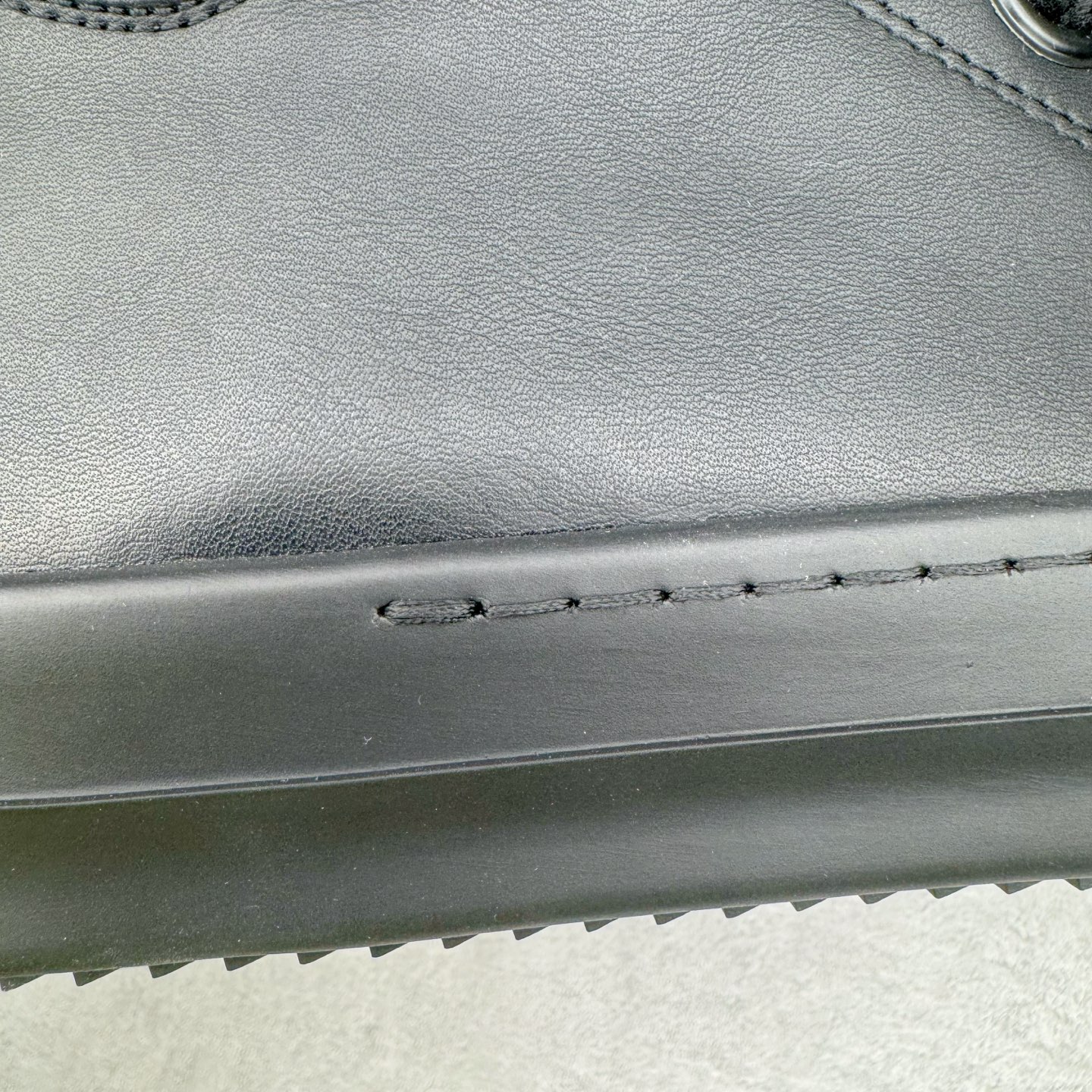 图片[22]-＃DG纯原 Rick Owens Drkshdw 瑞克·欧文斯低帮皮面时尚运动板鞋 全黑 二级市场已经7K以上 平台客户随意卖四位数 RO广东原厂出品 纯原天花板 原版一比一复刻 冲正绝不翻车 还原度达到百分之98以上 原楦开发纸版版型 ZP拆解原版1：1复模裁片纸版 力求做到0错位 这样才能达到和zp一致的鞋型味道 采用进口cnc数控机床开发对版独家tpu奶香大底 区别于市场所有版本 zp同源全头层粒面小牛皮 达到和zp一致手感 原厂进口细纹布 万邦订购原厂高弹粉红色海绵 内里搭配软质细腻羊皮 TPU高密度大底 软硬度透光度高已经测试和原版一致 尺码：36 37 38 39 40 41 42 43 44 45 46-选品中心