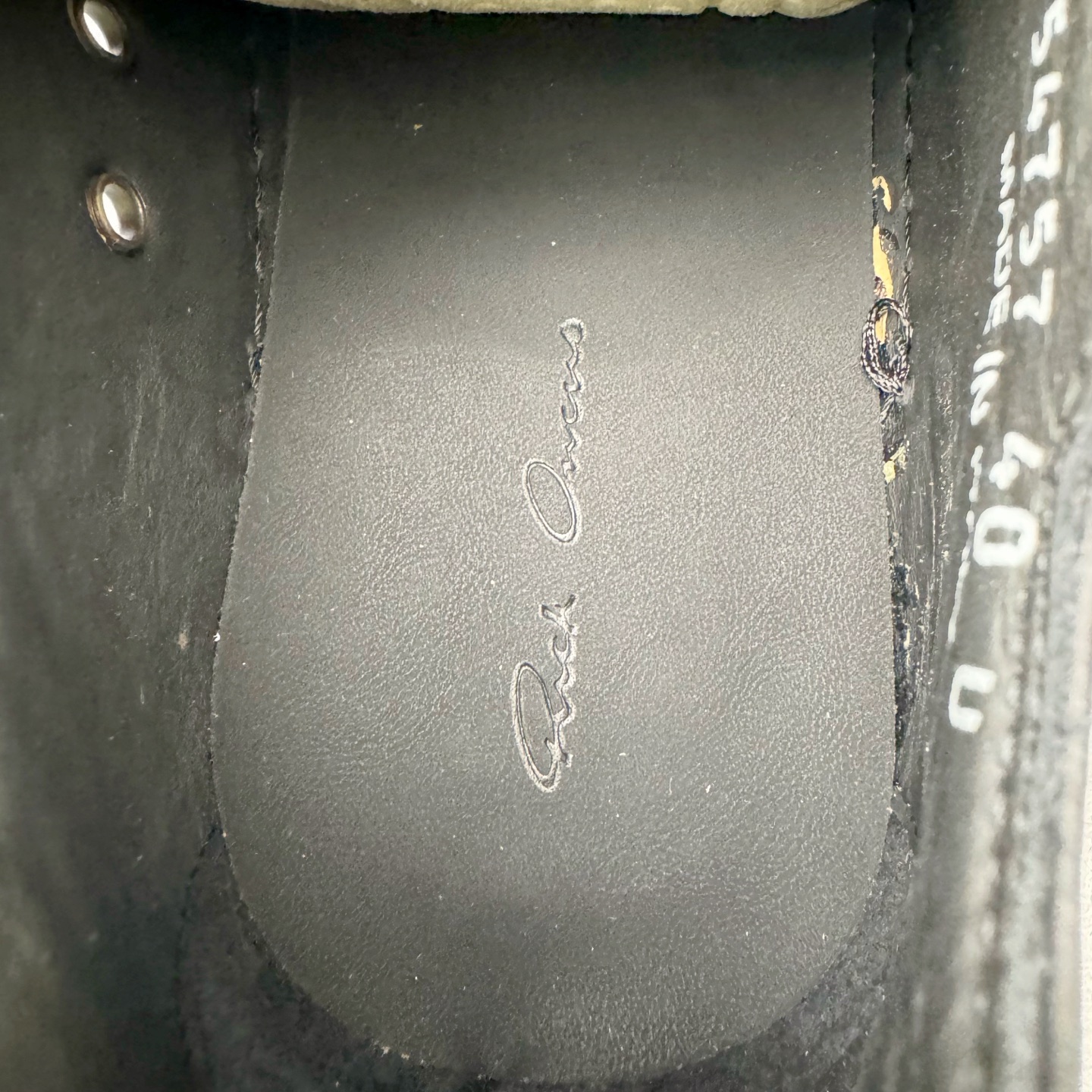 图片[11]-＃DG纯原 Rick Owens Drkshdw 瑞克·欧文斯低帮皮面时尚运动板鞋 全黑 二级市场已经7K以上 平台客户随意卖四位数 RO广东原厂出品 纯原天花板 原版一比一复刻 冲正绝不翻车 还原度达到百分之98以上 原楦开发纸版版型 ZP拆解原版1：1复模裁片纸版 力求做到0错位 这样才能达到和zp一致的鞋型味道 采用进口cnc数控机床开发对版独家tpu奶香大底 区别于市场所有版本 zp同源全头层粒面小牛皮 达到和zp一致手感 原厂进口细纹布 万邦订购原厂高弹粉红色海绵 内里搭配软质细腻羊皮 TPU高密度大底 软硬度透光度高已经测试和原版一致 尺码：36 37 38 39 40 41 42 43 44 45 46-选品中心